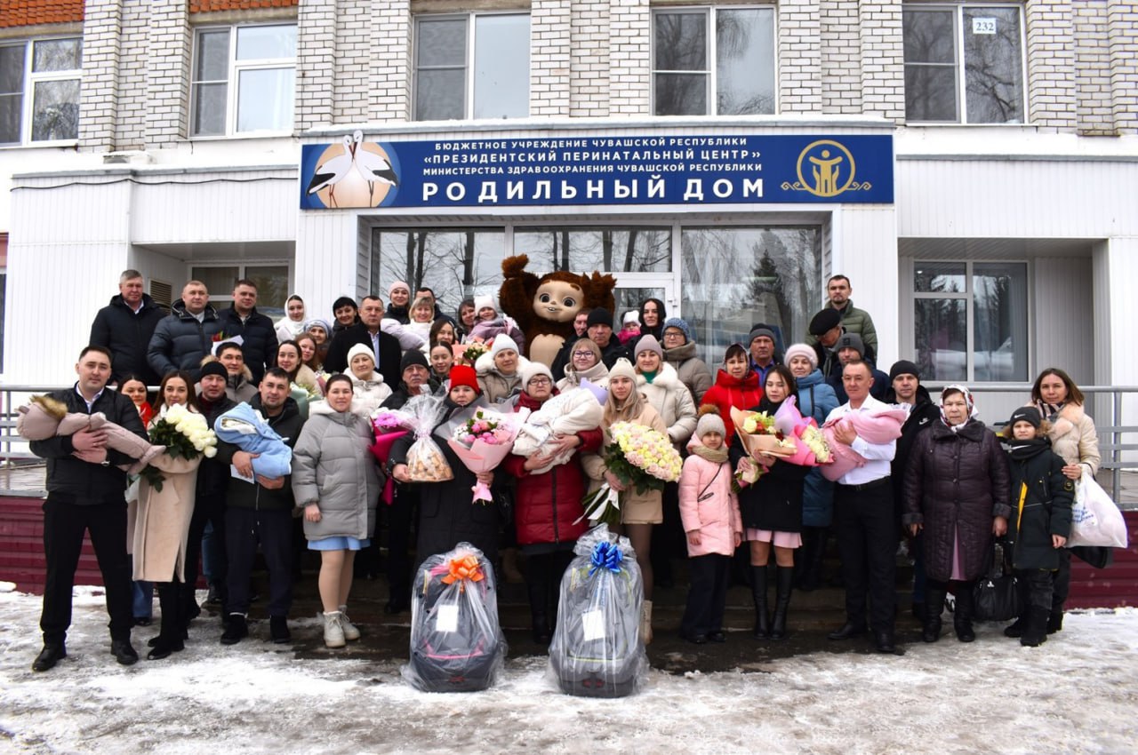 В Президентском перинатальном центре родителям вручили автокресла  В Президентском перинатальном центре Минздрава Чувашии в рамках реализации национальных проектов "Семья" и "Инфраструктура для жизни" прошел мастер-класс для беременных женщин и будущих отцов по установке в транспортных средствах детских удерживающих устройств.  Акция «Безопасная дорога детства» направлена на предупреждение дорожно-транспортных происшествий с участием детей и снижение детской смертности и травматизма на дорогах.  Завершилось мероприятие приятным сюрпризом. Семьям, которые выписались из перинатального центра, организаторы мероприятия подарили детские удерживающие устройства. Восемь малышей — 6 девочек и 2 мальчика поехали домой в безопасных и комфортных условиях.  Подробнее:    #МинздравЧувашии