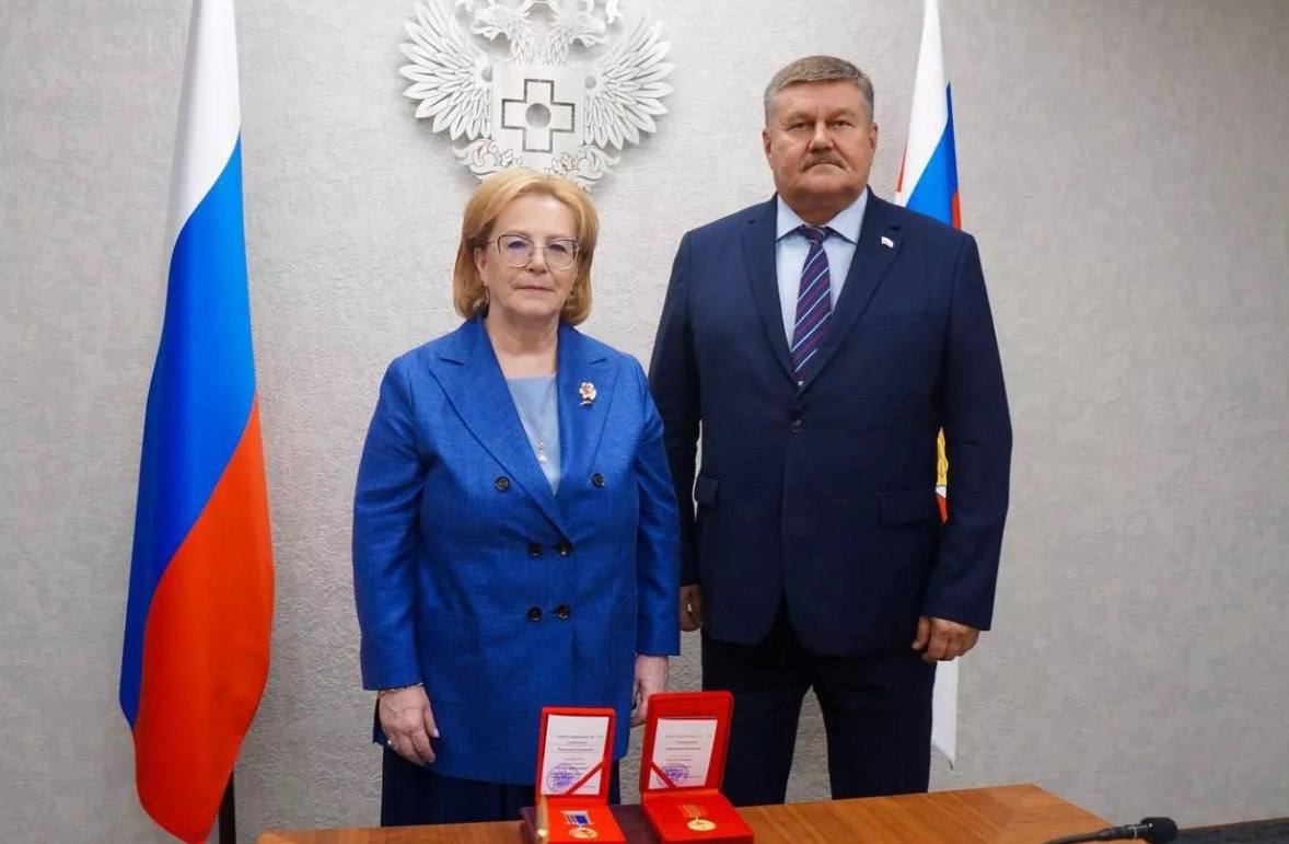 #ТелеМед_Новости Развитие лучевой диагностики на Байконуре – гарант здоровья покорителей космоса Российские учёные приступят к созданию современного медицинского центра на космодроме Байконур! По итогам рабочей встречи Константина Бусыгина, главы администрации Байконура, и Вероники Скворцовой, главы Федерального медико-биологического агентства, — проект получил официальное одобрение . ℹ В медсанчасти Центра промышленной медицины будет сформировано полноценное отделение лучевой диагностики: в дополнение к компьютерному томографу будет установлен магнитно-резонансный томограф. Теперь работникам предприятий и организаций Госкорпорации «Роскосмос» и жителям Байконура больше не придется выезжать за пределы города для прохождения диагностики.