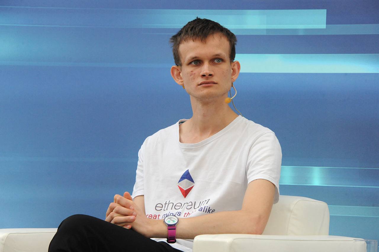 Виталик Бутерин представил новую архитектуру и стандарты для упрощения Ethereum до уровня Bitcoin через 5 лет: - Сфокусироваться на децентрализации, доступности и устойчивости блокчейнов L1, сохраняя безопасность и снижая зависимость от L2; - Применять технологии, такие как EIP-4844 Blobs , для уменьшения объема данных в блоках; - Заменить EVM на упрощенную ZK-совместимую виртуальную машину, например RISC-V; - Внедрить упрощенные алгоритмы, такие как SSF Single Slot Finality , для ускорения финализации блоков.