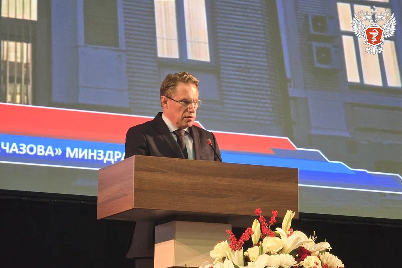 Михаил Мурашко Льготное лекарственное обеспечение получили около 5 млн пациентов с сердечно сосудистыми заболеваниями Об этом сообщил министр здравоохранения РФ Михаил Мурашко журналистам в ходе мероприятия посвященного празднованию 80 летия НМИЦ кардиологии им ак Е И Чазова Минздрава России В рамках государственной программы почти 5 млн человек получили лекарственное обеспечение после сосудистых катастроф сказал он Министр подчеркнул что важно увеличивать число профильных центров для госпитализации пациентов с сердечно сосудистыми патологиями Самое главное увеличение профильных центров для госпитализации пациентов с сердечно сосудистыми патологиями Ежегодно 95 96 пациентов попадают именно в такие центры Территория нашей страны огромна и добиться этого показателя чтобы пациент с инфарктом миокарда или с какой то сосудистой катастрофой попал в нужный центр это непростая логистическая задача отметил министр По словам Михаил Мурашко ключевая задача всей кардиологической службы профилактировать сердечно сосудистые патологии Сегодня существуют методы диагностики и лечения которыми врачи должны полностью владеть и рекомендовать пациентам это и лекарственная терапия и модификация образа жизни сказал он Также важно научить пациентов управлять и модифицировать факторы риска сердечно сосудистых патологий Так сегодня в стране активно внедряются методы дистанционного наблюдения за показателями здоровья пациентов Это технологии которые дополняют знания врача в течение заболевания пациента Всё это нужно внедрять активно расширять возможности наши сказал Михаил Мурашко Флагман эффективной кардиологической помощи Министр отметил что НМИЦ кардиологии им ак Е И Чазова Минздрава России один из ведущих центров страны в области кардиологических патологий За пять лет в НМИЦ кардиологии им ак Е И Чазова Минздрава России проведено более 8 тыс высокотехнологичных операций уточнил министр Кроме того в центре активно внедрялись телемедицинские технологии За последние пять лет проведено 13 тыс телемедицинских консультаций с последующим приглашением пациентов на госпитализацию на лечение добавил Михаил Мурашко Также специалисты НМИЦ кардиологии им акад Е И Чазова Минздрава России организуют выездные мероприятия проводят совместные хирургические вмешательства с врачами других медучреждений как в других регионах страны так и за рубежом Отдельно министр отметил научную работу центра Сегодня пять препаратов уже находятся в активной фазе разработки и проходят клинические исследования Есть наработки еще ряда направлений сказал он Подписывайтесь на Минздрав России в МАХ ЗдоровьеВПриоритете СетьНМИЦев