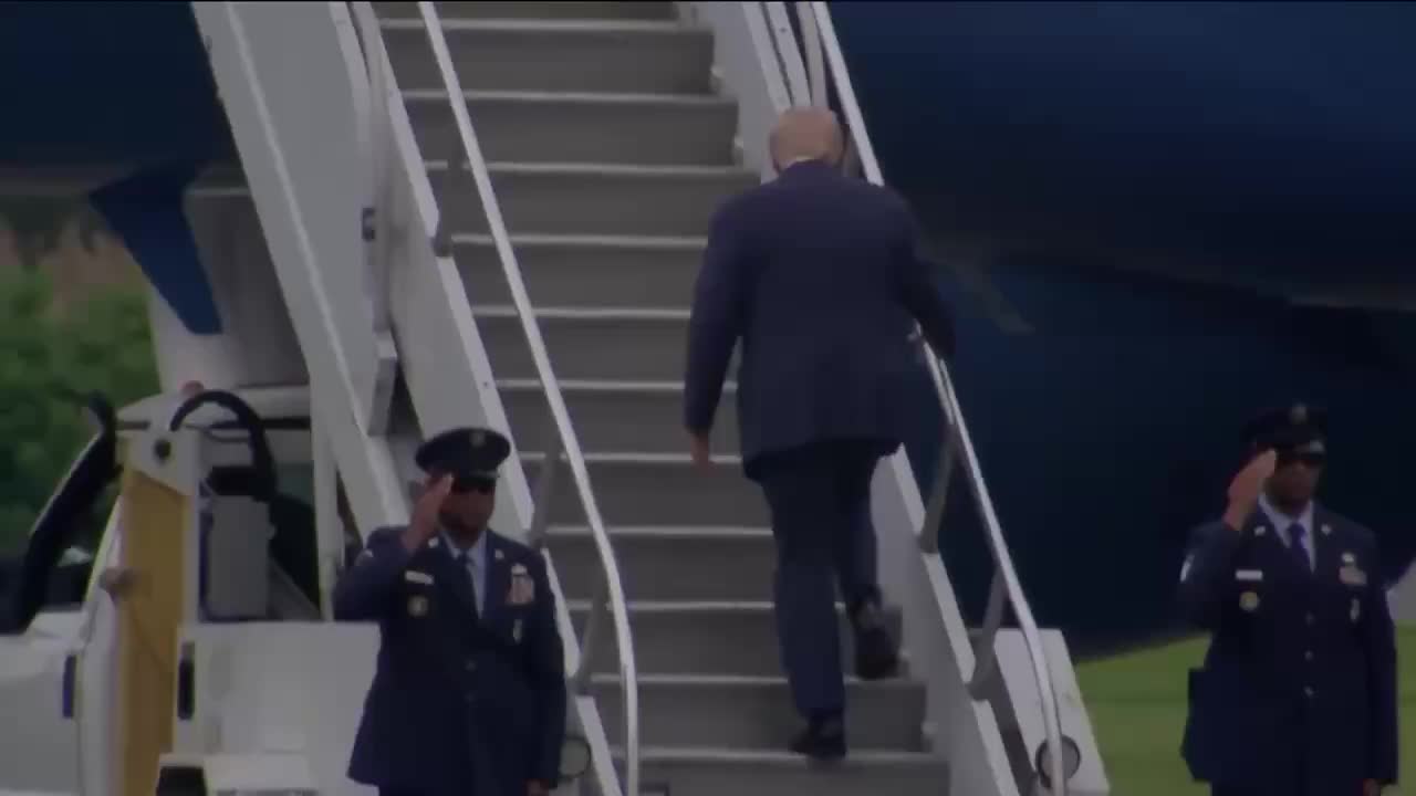 Трамп споткнулся на трапе самолета после насмешек над Байденом