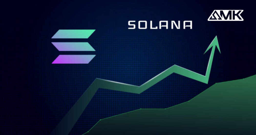 В VanEck отметили высокие шансы одобрения Solana-ETF до конца 2025 года  Комиссия по ценным бумагам и биржам США  SEC  одобрит спотовые Solana-ETF до конца 2025 года. Такое мнение в комментарии Financial Times выразил руководитель отдела исследований цифровых активов VanEck Мэтью Сигел.   «Я думаю, что шансы на одобрение Solana-ETF к концу следующего года чрезвычайно высоки», — сказал он.  Сигел предположил, что изменения в руководстве SEC создадут возможности для большего количества инноваций в криптоиндустрии и роста числа биржевых фондов на базе цифровых активов.   «Мы ожидаем, что SEC одобрит больше криптопродуктов, чем за последние четыре года», — добавил эксперт.  По мнению CIO Bitwise Мэтта Хоугана, президентские выборы в США стали «огромной победой для криптовалют», которая «полностью изменит правила игры».   «В течение последних четырех лет криптоиндустрия работала одной рукой, может быть, двумя руками, связанными за спиной. Она столкнулась с враждебной SEC, серьезной нормативной неопределенностью и ограниченным доступом к основным банковским услугам. Представьте, что произойдет, когда встречный ветер утихнет», — заявил он.  Хоуган предположил, что пользователи увидят «взрыв криптовалютных приложений и массовое принятие, которое окажет значительное влияние на реальный мир».   В июне VanEck подала заявку в SEC на запуск спотового Solana-ETF. В июле Сигел заявил, что шансы на одобрение этого биржевого фонда зависят от исхода президентских выборов в США.