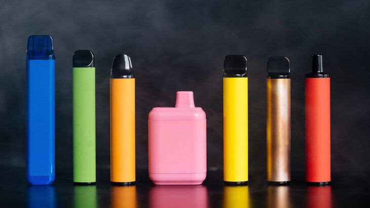 Дефицит вейпов начался в России сообщает Baza Причина застрявшие на границе с Казахстаном фуры а также уход многих брендов из за санкций и ужесточения российских законов Теперь владельцы шопов спешно пытаются договориться с производителями из США и Малайзии чтобы не разориться А покупателям стоит приготовиться электронки теперь будут продавать в небольшом объёме и по завышенным ценам Вы знаете кому это отправить