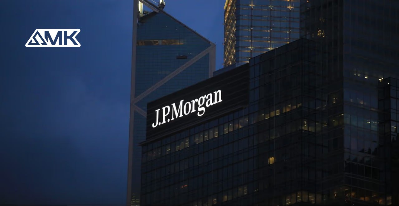 JPMorgan: правила MiCA приведут к росту стейблкоинов в евро  Вступившие в силу в ЕС 30 декабря 2024 года правила Markets in Crypto Assets  MiCA  создали предпосылки для развития сегмента номинированных в евро стейблкоинов. Об этом говорится в отчете JPMorgan, пишет CoinDesk.    Согласно положениям закона, только соответствующие требованиям «стабильные монеты» могут использоваться в качестве торговых пар на регулируемых рынках.  В результате базирующиеся в ЕС платформы скорректировали линейку продуктов.   Совместимые с MiCA стейблкоины вроде EURC от Circle усилили свои позиции за счет проблем конкурентов, считают в JP Morgan.  В ноябре Tether приняла решение о прекращении поддержки EURT из-за новых требований законодательства. CEO компании Паоло Ардоино раскритиковал требование хранить значительные резервы обеспечения в финансовых учреждениях.   Напомним, Tether инвестировала в европейских эмитентов стейблкоинов Quantoz и StablR в рамках новой стратегии на континенте.