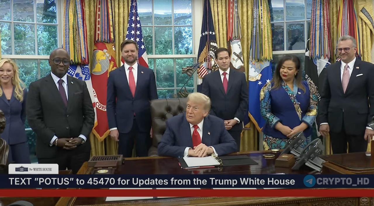 Дональд Трамп: - Мы готовим ответ на действия Канады. - С Канадой сложно вести переговоры. - Канада отменит пошлины на цифровые услуги. - У нас есть серьезное влияние на Канаду, но я бы предпочел его не использовать. - Было бы прекрасно, если бы Джером Пауэлл ушел с должности главы ФРС. - Пауэлл совершает серьезную ошибку. - Я не назначу человека на должность главы ФРС, который хочет сохранить текущую процентную ставку. - Считаю, что сейчас процентная ставка должна быть на уровне 1%. - У нас хорошие отношения с ЕС, но торговля с Европой остается сложной. - Европа ведет себя жестко в вопросах торговли. - Как только я упомянул о 50% тарифах — Европа сразу пошла на переговоры. Министр финансов США: - С понедельника Канада введет ретроактивный налог на цифровые услуги то есть задним числом . - В начале 2026 года в Совете управляющих ФРС откроются две вакансии. - Джером Пауэлл может остаться в Совете ФРС, но уже не в должности главы ведомства. - Переговоры с ЕС по цифровому налогообложению остаются активными. - США готовят широкомасштабные тарифы на Канаду в ответ по разделу 301. - США по-прежнему придерживаются политики сильного доллара. - Европейские страны не рассматривали возможность введения ретроактивных налогов. - В вопросах торговли нужно учитывать множество факторов, но окончательное решение остается за Дональдом Трампом. Трансляция: ссылка Ранее: Канада вводит пошлины Crypto Headlines