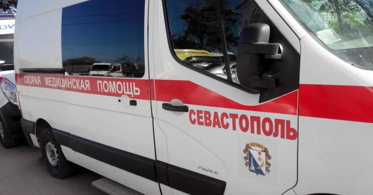 Водителям скорой помощи в Севастополе повысят зарплату С 1 июля 2025 года: зарплата увеличилась на 5 000 рублей. С 1 января 2026 года: добавится как минимум ещё 5 000 рублей. В бюджете следующего года планируют предусмотреть более серьёзное повышение, чтобы довести зарплаты молодых водителей скорой хотя бы до 50 000 рублей на руки. Сейчас зарплата молодых водителей составляет 30-35 тыс. рублей, опытных — 60-70 тыс. рублей. Из-за низких зарплат в службе наблюдается большая текучка кадров. МедКрай Ваше здоровье