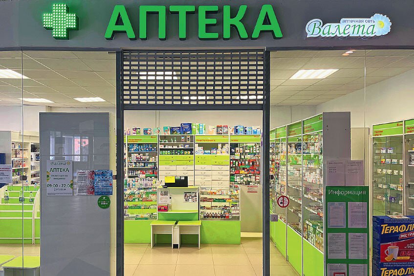 Старейшая аптечная сеть Екатеринбурга пала жертвой налоговой реформы. В Екатеринбурге закрылась сеть аптек «Валета», почти четверть века удерживавшая лидерство в регионе. Пойти на такой шаг владельцев вынудили изменения в налоговом законодательстве, согласно которым с 1 января 2025 года малый и средний бизнес с оборотом свыше 60 млн рублей обязан будет уплачивать НДС. Когда летом объявили о налоговой реформе, про малый бизнес было понятно, что «будет весело». Все в основном обсуждали НДФЛ и беспокоились об этом, а не об НДС. В нашем случае самым оптимальным решением было выйти на общую систему налогообложения, где совершенно другой учет и другие затраты, налогов больше. Весь малый-средний бизнес в рознице скоро почувствует это, — рассказал «Ъ» сын владельца сети Михаила Шуваева и по совместительству её соучредитель Игорь Шуваев. Этой осенью свою работу прекратила 31 точка «Валеты». Освободившиеся помещения арендует «Фармленд». Возвращаться в аптечный бизнес Шуваевы «в обозримом будущем» не планируют. Ещё летом «Ассоциация независимых аптек» предупреждала, что реформа особенно больно ударит по небольшим региональным игрокам и может оставить сёла без аптек. Организация попросила Минфин и Минэкономразвития поднять порог оборота для аптек, работающих на упрощенной системе налогообложения УСН , до текущего лимита применения «упрощенки» в 265,8 млн рублей. Профильные ведомства призвали не сеять панику и сообщили, что УСН останется прежней для предпринимателей, суммарная выручка которых составит меньше 60 млн рублей. В это число попадают почти 3 тыс. индивидуальных предпринимателей 3,8 тыс. точек и 7,2 тыс. ООО и АО 9,4 тыс. точек .
