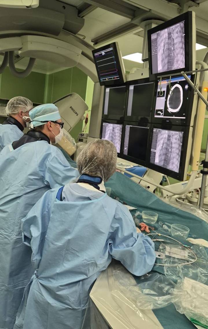 В Педиатрическом университете спасли юного водителя питбайка из поселка Песочный В клинике Педиатрического университета спасли подростка который управляя питбайком попал в аварию в поселке Песочный Врачи провели ряд операций которые позволили избежать угрозы летального исхода Напомним ДТП произошло 3 ноября Бригада скорой помощи выявила у юноши черепно мозговую травму ушибы почки легких и сердца а также перелом костей таза Подростка доставили в городскую детскую больницу имени Рауфхуса в крайне тяжелом состоянии Врачи также выявили у пострадавшего диссекцию дуги аорты В тот же день в 12 15 юношу доставили в реанимацию клиники Педиатрического университета Для спасения подростка была проведена экстренная эндоваскулярная операция по установке стента в дугу аорты Она позволила укрепить стенку сосуда и предотвратить летальный исход Врачи также провели коррекцию переломов костей таза Все операции завершились около 20 00 47channel ru о жизни Ленинградской области и не только