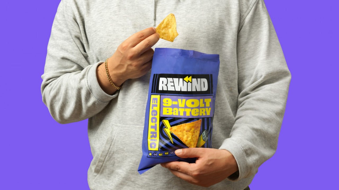 Rewind представила чипсы со вкусом… батарейки!   Шведская компания Rewind выпустила кукурузные чипсы с «ароматом девятивольтовой батарейки». Идея вдохновлена привычкой некоторых людей проверять заряд батарейки, слегка касаясь языком обеих клемм – возникающее покалывание даёт характерный кислый привкус.    Как создали вкус?    Использовали лимонную кислоту и бикарбонат натрия для ощущения лёгкого покалывания.    Добавили минеральные соли, чтобы придать металлические ноты.  По словам дегустаторов, вкус не такой резкий, как у настоящей батарейки, но остаётся металлическое послевкусие, вызывающее «ностальгию».  Чипсы уже продаются в Нидерландах и доступны для заказа.  На упаковке есть предупреждение: «Не пытайтесь проглатывать настоящие батарейки!»    Профессия – гастроэнтеролог