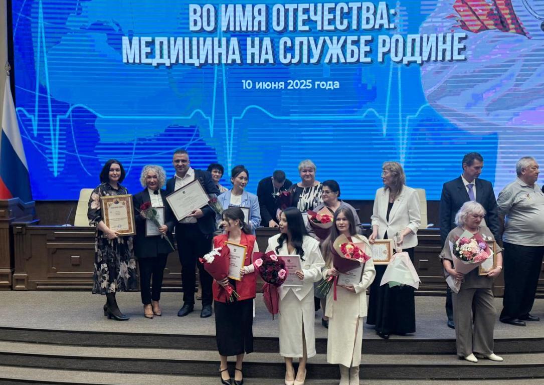 Главный врач перинатального центра Татьяна Курлеева отмечена почётной грамотой Приморской краевой организации Профсоюза работников здравоохранения РФ. Торжественная церемония вручения награды прошла накануне в рамках Коллегии министерства здравоохранения «Во имя Отчества: медицина на службе Родины». Награду вручила председатель профсоюза Ирина Лизенко. Как отметила Ирина Ильинична, главный врач перинатального центра Татьяна Юрьевна Курлеева удостоена столь высокой награды за большой вклад в развитие социального партнёрства, пропаганду физической культуры, спорта и здорового образа жизни.