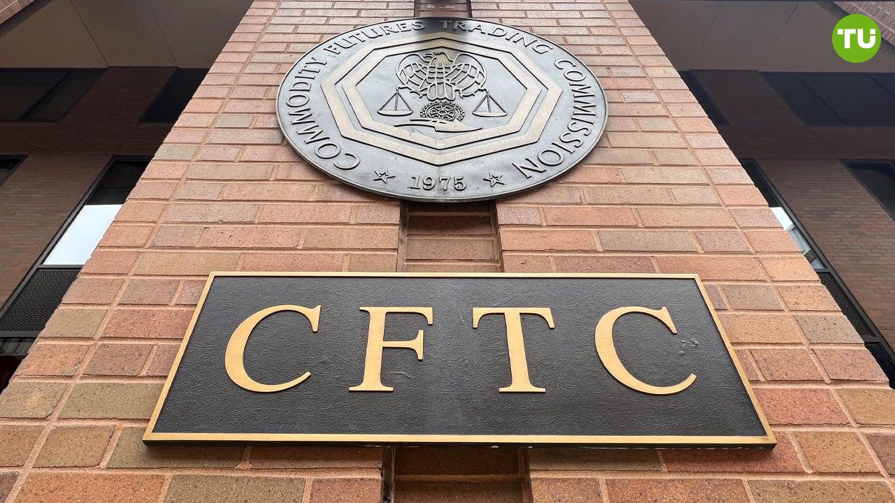 CFTC представила план развития спотового рынка криптовалют Комиссия по торговле товарными фьючерсами под руководством Кэролайн Фем запустила инициативу по регулированию спотовой торговли криптоактивами на зарегистрированных фьючерсных биржах DCM . Программа стала первым проектом в рамках инициативы Crypto Sprint, направленной на реализацию рекомендаций по докладу президентской рабочей группы по цифровым активам. Она позволит осуществлять листинг спотовых криптовалютных контрактов в рамках действующего правового поля согласно Закону о товарных биржах. CFTC призывает общественность предоставить свои мнения по поводу новой регуляторной структуры.
