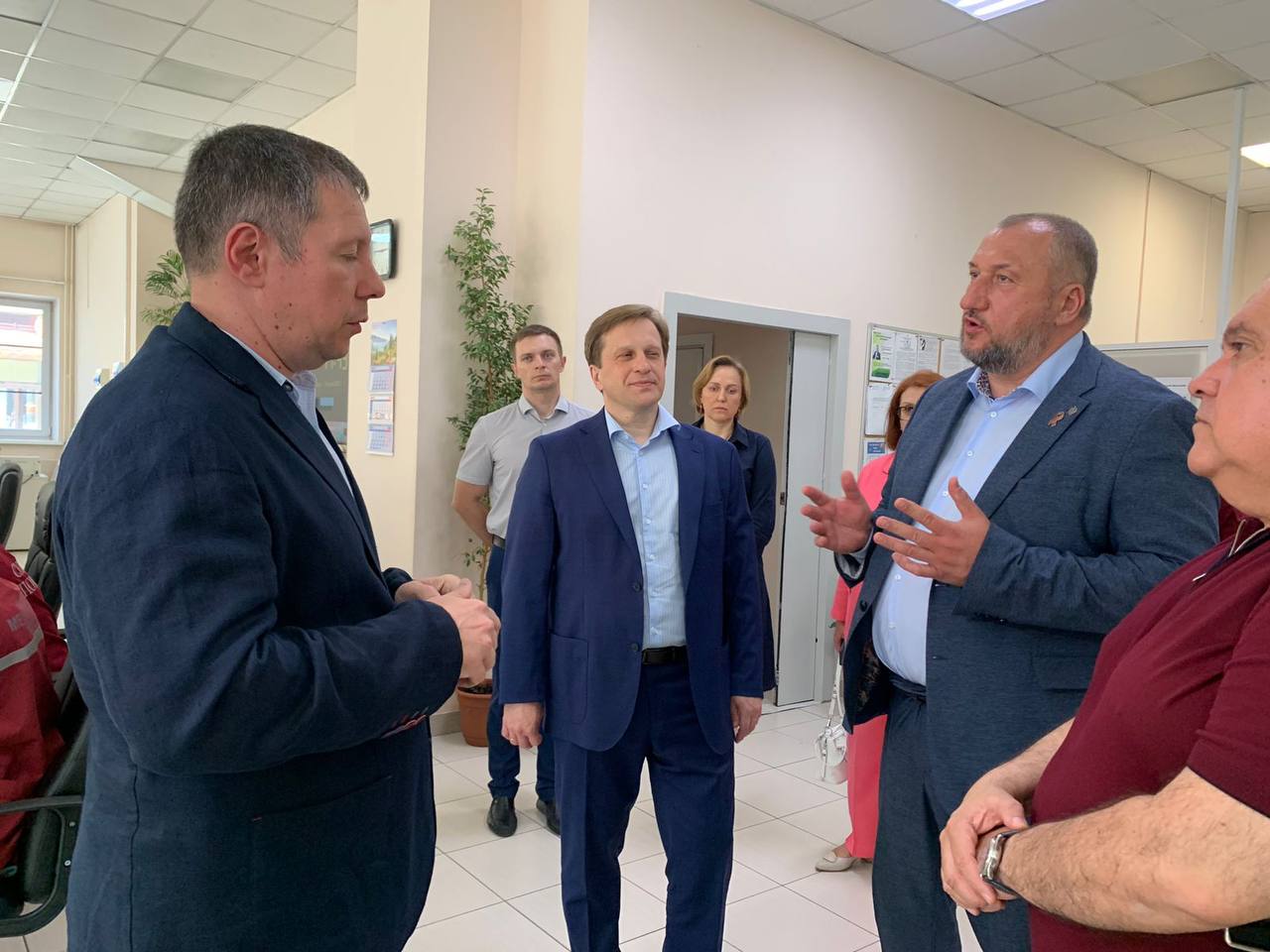 В рамках укрепления межрегионального сотрудничества и обмена лучшими практиками посетил Алтайский край с рабочим визитом. Основной целью поездки стало изучение организации неотложной медицинской помощи, проектной деятельности и работы ключевых медицинских учреждений региона. Сегодня особое внимание было уделено Единому диспетчерскому центру Алтайского края, где ознакомился с работой группы приема вызовов, основными показателями деятельности станции и организацией оперативного управления. Также посетил Оперативно-диспетчерский отдел Алтайского краевого центра медицины катастроф, где изучил работу дежурных специалистов и систему координации экстренной помощи. Важным направлением стало обсуждение региональных проектов, направленных на повышение доступности и качества медицинской помощи, а также работу с обращениями граждан. Кроме того, посетил КГБУЗ «Консультативно-диагностический центр Алтайского края», где обсудили организацию работы диагностического центра в современных условиях, применение передовых технологий и повышение эффективности медицинских помощи. Полученный опыт будет использован для дальнейшего развития системы здравоохранения Ставропольского края. Благодарю коллег из Алтайского края за конструктивный диалог и готовность к сотрудничеству!