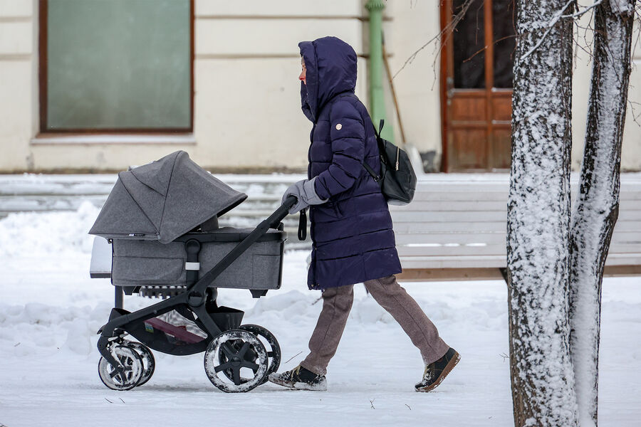 В России могут увеличить выплату из остатков материнского капитала.  Изменения внесут в федеральный закон «О дополнительных мерах государственной поддержки семей, имеющих детей».  Остаток средств, которые семьи с детьми могут получить в качестве единовременной выплаты, увеличится с 10 до 20 тыс. рублей.  Ранее необходимость выплаты неиспользованных средств маткапитала президент Владимир Путин связал с тем, что после того, как граждане расходуют основную часть этих средств, остается небольшая сумма, «с которой ничего сделать нельзя».   Обоснованием для увеличения допустимой суммы выплаты остатка парламентарии называют резкий рост цен на многие товары и услуги, в частности, на отдых, школьную форму и принадлежности.  В 2025 году материнским капиталом году могут воспользоваться свыше 1 млн человек.    ProБанки