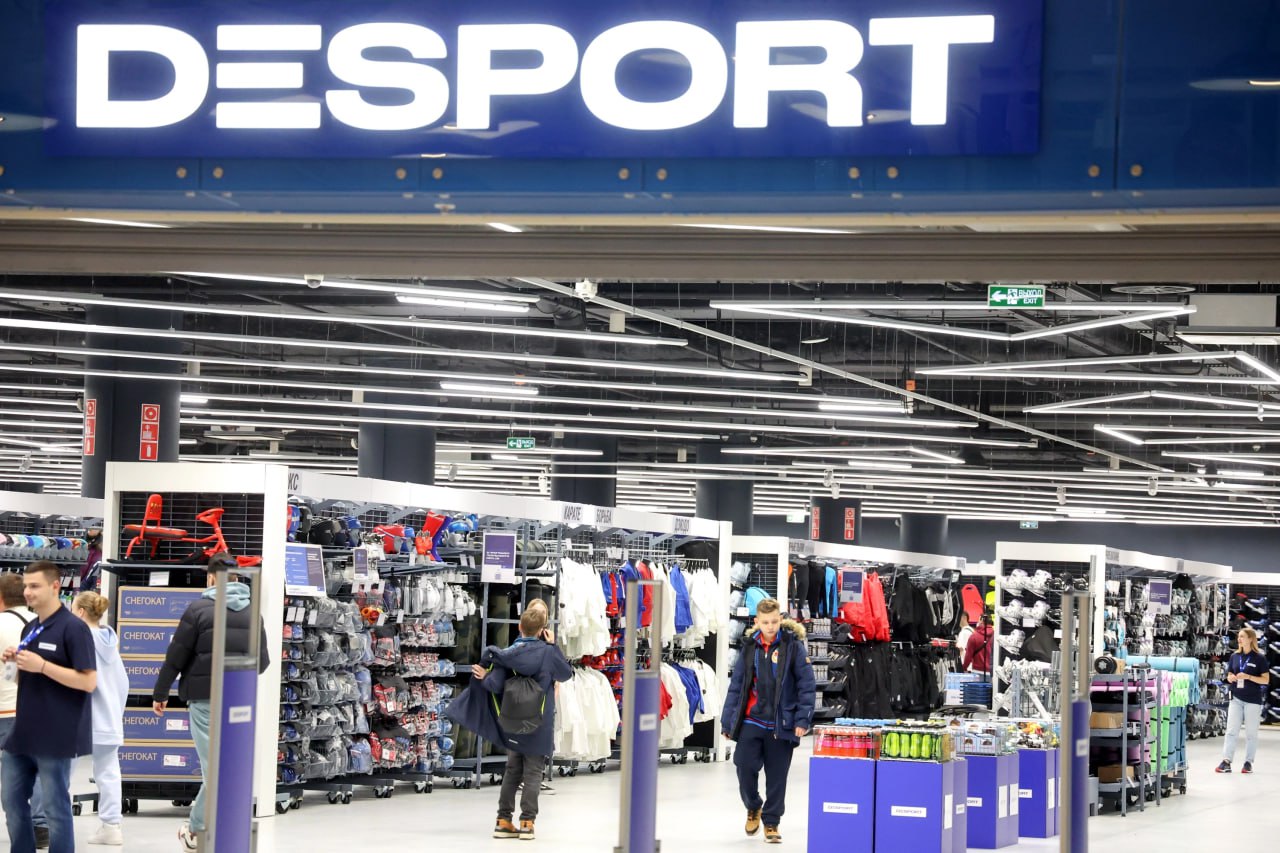 Сеть спортивных магазинов Desport  ранее — Decathlon  закрывает торговые точки в России.  Причиной называют финансовые проблемы управляющей компании АО «Октоблу». За первые три месяца 2025 года ее долг достиг 192,7 млн рублей. Уже с февраля прекратили работу пять магазинов в Москве и других регионах, включая «Охта Молл» в Петербурге, а также точки в Самаре и Ногинске. Всего под управлением компании находилось 29 магазинов.  Ранее активы Decathlon были выкуплены компанией APM, которая перезапустила бренд под названием Desport осенью 2023 года.   The Blueprint News