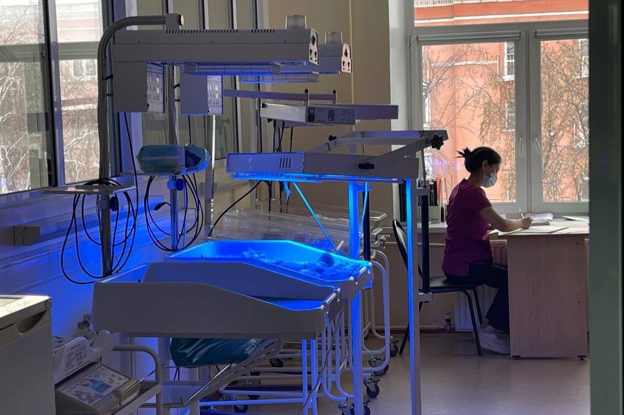 В Приангарье утвердили региональную программу Охрана материнства и детства В Иркутской области с целью реализации нацпроекта Семья утверждена региональная программа Охрана материнства и детства Программа предусматривает комплекс мероприятий в сфере здравоохранения включая акушерство гинекологию педиатрию и неонатологию и рассчитана на период до 2030 года с перспективой до 2036 года Соответствующее распоряжение подписал первый заместитель Председателя Правительства Иркутской области Андрей Соковиков Данная программа является документом стратегического планирования и определяет направления приоритеты цели и задачи по обеспечению доступной квалифицированной помощи женщинам и детям в том числе по охране репродуктивного здоровья отметил Андрей Соковиков Ключевые задачи программы это обновление медицинского оборудования развитие сети женских консультаций и непрерывная подготовка кадров В конечном счете программа призвана обеспечить комплексную поддержку материнства и детства начиная с самых ранних этапов жизни сказал исполняющий обязанности министра здравоохранения региона Андрей Модестов Подписывайтесь на Правительство Иркутской области в МАХ