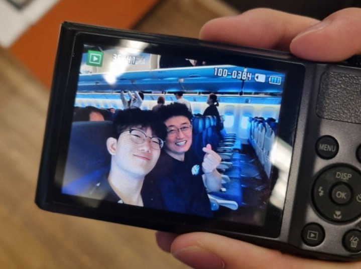 Мужчина спасет около 100 человек пожертвовав органы после смерти 60 летний Мун Чжу Хван из Южной Кореи потерял сознание во время разговора с другом и был доставлен в больницу Однако там врачи лишь констатировали смерть мозга мужчины Так как при жизни Хван всегда носил с собой карту донора и вместе с сыном заранее зарегистрировался в реестре доноров органов то все его биологические материалы были переданы в Национальный институт управления органами тканями и кровью Теперь легкие и ткани Хвана помогут около 100 пациентам По словам специалистов ткани в отличие от органов можно хранить до 5 лет и использовать для восстановления функций организма у многих пациентов Подписаться