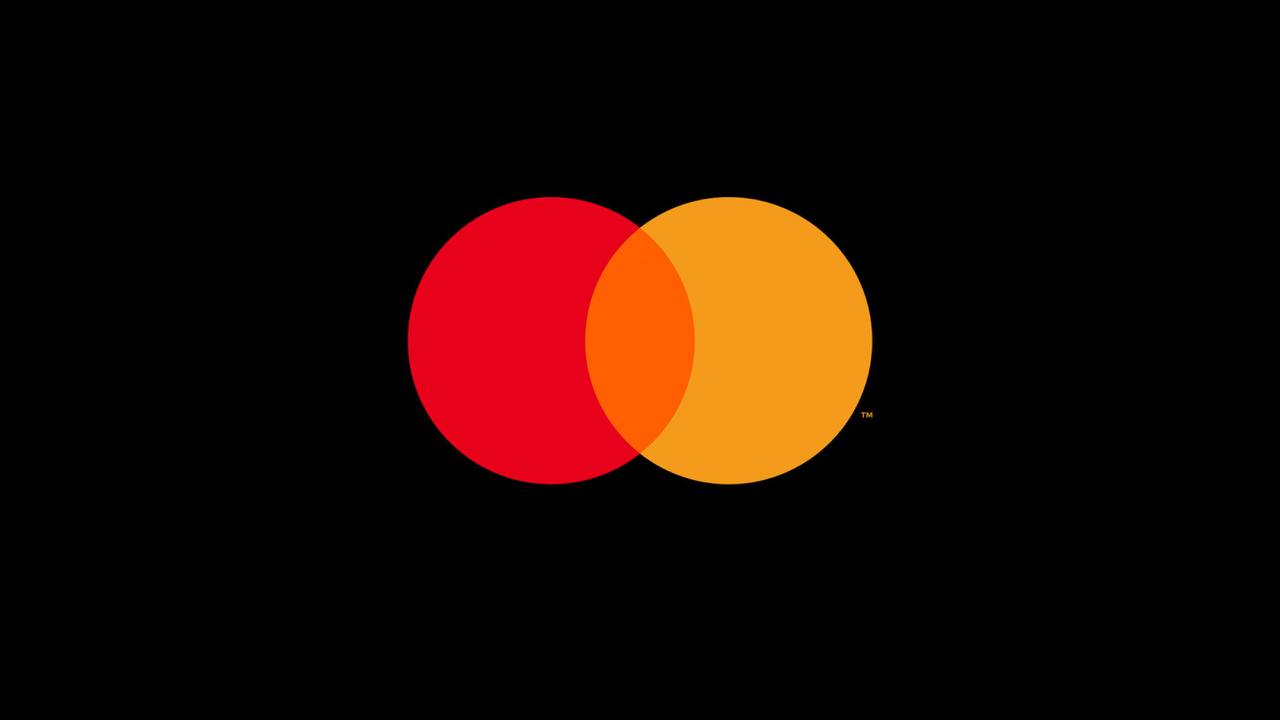 В Mastercard заявили о том, что переходят от экспериментов с криптовалютами к реальным решениям:     Запустили расчеты в стейблкоинах между финансовыми учреждениями    Представили Crypto Credential — систему для P2P-платежей с использованием уникальных идентификаторов    Видит токенизацию активов  RWA  и стейблкоины как ключевые элементы будущего криптоиндустрии    Работает над улучшением on-ramp/off-ramp решений и расширением функционала Crypto Credential, целевой срок — 2025 год    Планирует соединить традиционные финансы  TradFi  и Web3    Сотрудничает с Binance и исследует новые партнерские проекты    Считает, что для массового внедрения криптовалюты необходимо упростить взаимодействие пользователей с технологиями  В 2025 году Mastercard сфокусируется на улучшении взаимодействия между криптоиндустрией и банковской системой, а также на развитии стейблкоинов и новых бизнес-моделей, связанных с токенизацией реальных активов   Крипто ТВ