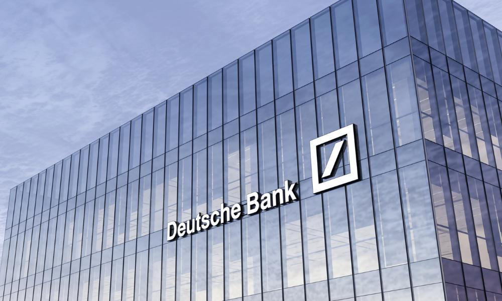 Deutsche Bank работает над решением, которое поможет финансовым учреждениям справляться с проблемами соблюдения требований при использовании публичных блокчейнов, таких как Ethereum.  Проект банка Dama 2 включает платформу Layer 2, предназначенную для более эффективных транзакций, снижения рисков и обеспечения надзора со стороны регуляторов, при этом позволяя банкам экспериментировать с публичными блокчейнами.   Крипто ТВ