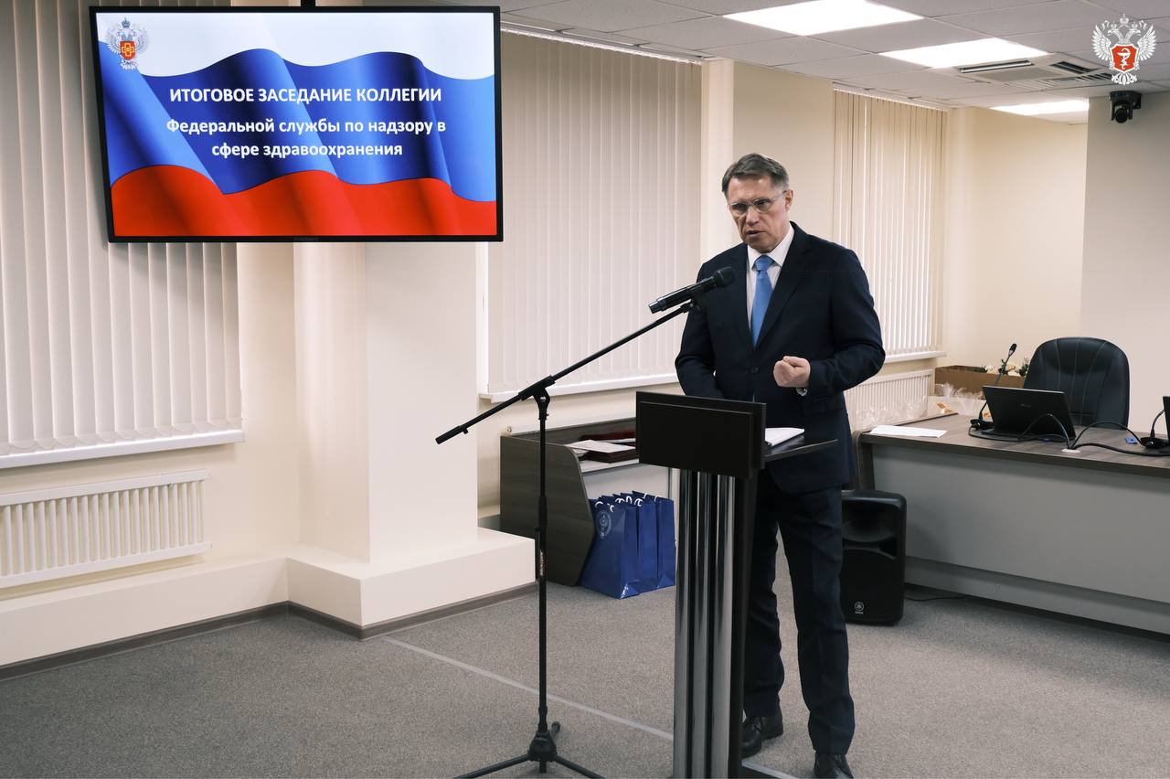 Михаил Мурашко: Важно предупреждать риски для здоровья и жизни пациентов, а не только отвечать на них Об этом рассказал министр здравоохранения РФ Михаил Мурашко на итоговом заседании коллегии Росздравнадзора. В своем выступлении Михаил Мурашко выделил ключевые направления работы в сфере здравоохранения: Обеспечение качества и доступности медицинской помощи ; Преодоление факторов риска и улучшение показателей здоровья граждан; Удовлетворенность населения; Наличие и доступность качественной медицинской продукции. — На этих ключевых задачах базируется и ряд других. На них должна строится вся деятельность Минздрава России и Росздравнадзора, — подчеркнул министр. Так, в течение года Росздравнадзором отработан формат риск-ориентированного подхода. — В 2024 году значительно расширен перечень индикаторов риска, что позволило проводить свыше 1,4 тыс. проверок, — отметил Михаил Мурашко. Он подчеркнул, что взаимодействие с ФОМС, Роспотребнадзором, Минпромторгом должно органично формировать обмен данными для предупреждения правонарушений в сфере здравоохранения. — За предыдущий период насчитывается более 27 тыс. случаев, когда были нарушены права, а Росздравнадзор отреагировал и восстановил. Также хорошие показатели по выявлению и контролю за рынком по фальсифицированным, недоброкачественным и контрафактным лекарственным препаратам и медицинским изделиям, — подытожил министр. #ЗдоровьеВПриоритете