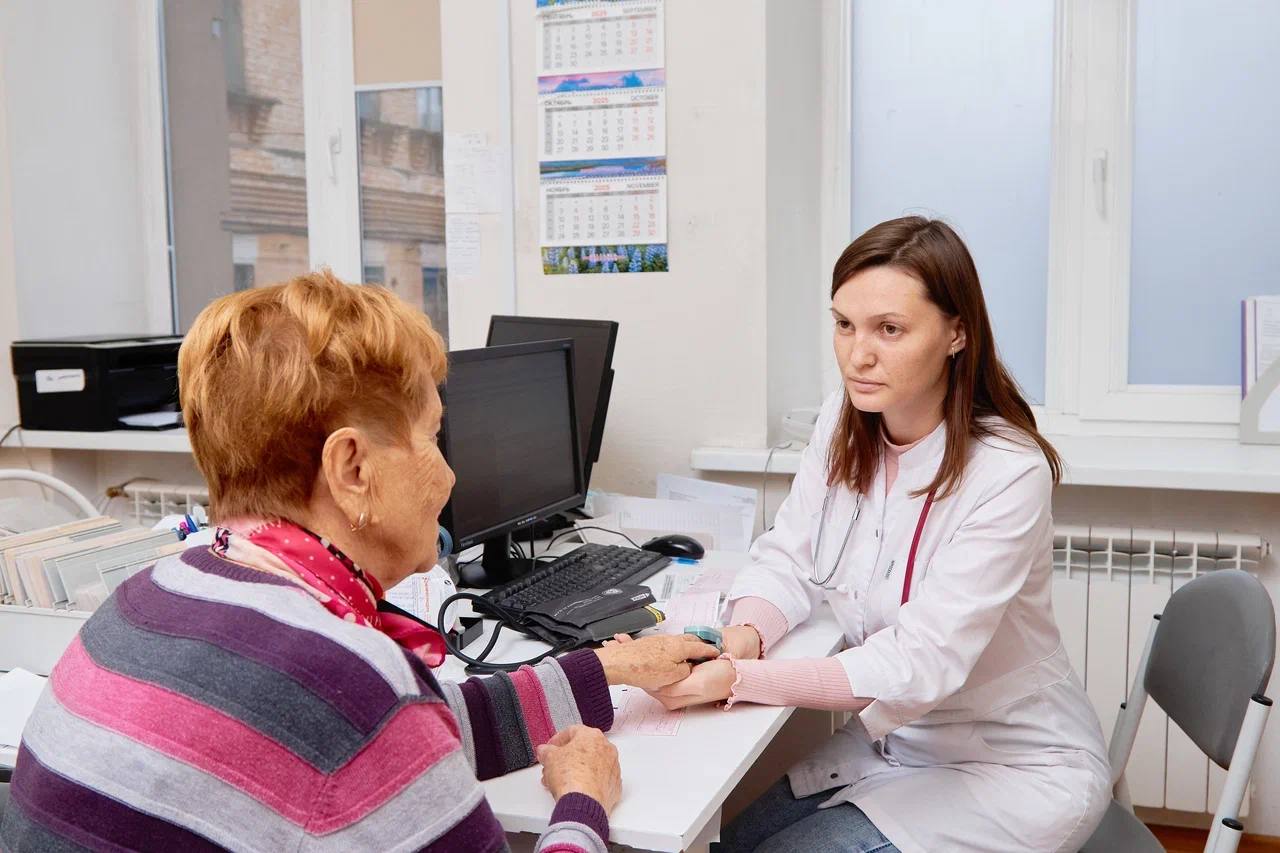 Более 1 9 млн жителей Самарской региона проверили здоровье благодаря диспансеризации Самарская область активно занимается модернизацией медицинских учреждений направленной на повышение качества оказания медицинской помощи населению региона Программа модернизации включает целый комплекс мероприятий направленных на улучшение инфраструктуры здравоохранения и обеспечение доступности современных медицинских услуг Модернизация предполагает обновление оборудования поликлиник и больниц Это касается приобретения нового медицинского оборудования необходимого для диагностики и лечения пациентов Современные аппараты позволяют врачам проводить исследования быстрее и точнее повышая качество оказываемой помощи Помимо обновления оборудования особое внимание уделяется созданию комфортных условий для пациентов Проводится косметический и капитальный ремонт помещений устанавливаются новые системы вентиляции и кондиционирования воздуха улучшается освещение и интерьер лечебно профилактических учреждений Первичное звено здравоохранения Самарской области сосредоточило свою деятельность на профилактике болезней и выявлении патологий на начальных этапах развития Ключевое значение придается организации диспансеризаций и регулярных профилактических обследований населения Основная задача профилактических мероприятий выявление заболеваний и факторов риска их развития по основным нозологическим классам определяющим смертность населения Это онкология проводим онкоскрининги болезни системы кровообращения акцент на исследования на холестерин и ЭКГ сахарный диабет исследования крови на сахар отметила руководитель управления организации первичной медико санитарной помощи и профилактики заболеваний министерства здравоохранения Самарской области Элла Малютина В ходе диспансеризации в этом году впервые выявлено около 2700 злокачественных новообразований 38000 случаев заболеваний системы кровообращений 4500 случаев сахарного диабета Все пациенты взяты на диспансерное наблюдение получают необходимое лечение Каждый гражданин имеет право пройти диспансерзацию бесплатно напомнила Элла Малютина При предъявлении справки о прохождении диспансеризации от медицинской организации работодатель предоставляет оплачиваемый день человеку в предпенсионном возрасте 2 дня Приглашаем жителей региона посетить свои поликлиники с профилактической целью позаботиться о своем здоровье и будущем пройдя диспансеризацию Профилактика заболеваний диагностика болезней на ранних стадиях развитие центров здоровья важные направления федерального проекта Здоровье для каждого Это часть национального проекта Продолжительная и активная жизнь который реализуется по решению Президента страны Владимира Путина Минздрав Самарской области ГТРК Самара MAX lВК lОК lСАЙТ