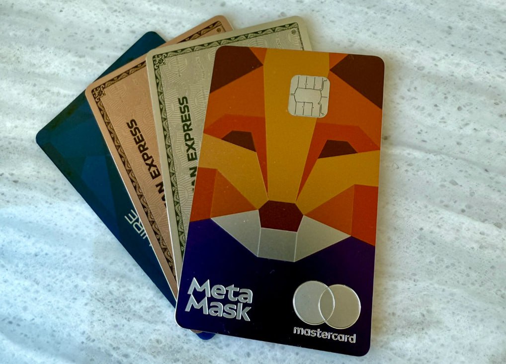MetaMask добавит поддержку биткоина и Solana Разработчики популярного криптокошелька MetaMask обновили дорожную карту: в нем появится поддержка биткоина, а также токенов и приложений экосистемы Solana. Интеграция Solana запланирована на май, а совместимость с биткоином — на третий квартал 2025 года. О планах по добавлению биткоина компания объявляла еще год назад. Обновление также включает улучшенный интерфейс, включая обновленный логотип, и новые функции. Пользователи смогут оплачивать комиссии gas отправляемым токеном без необходимости держать ETH, управлять несколькими кошельками в одном приложении и использовать пакетные транзакции, объединяя несколько операций в одну. Пользователям из США будет доступна физической карты MetaMask для расчетов в криптовалюте через сеть Mastercard. Ее запуск намечен на апрель. Одновременно SEC США согласилась закрыть дело против ConsenSys, разработчика MetaMask. Иск был подан в июне 2024 года — регулятор утверждал, что MetaMask выполняет функции незарегистрированного брокера и предлагает услуги, подпадающие под регулирование как сделки с ценными бумагами. В ConsenSys назвали решение победой для блокчейн-разработчиков. Фото: / X Присоединяйтесь к форуму РБК Крипто