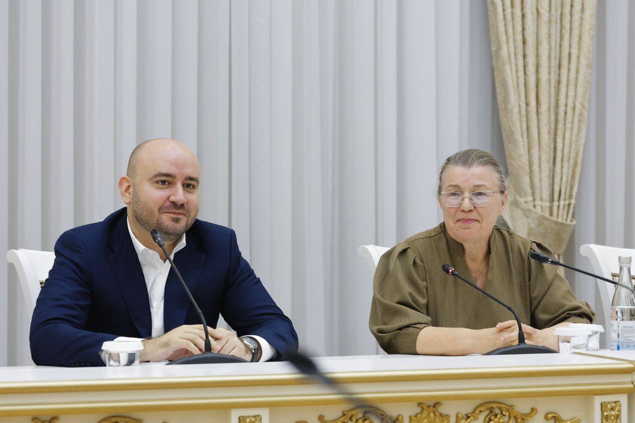 Вместе с Анной Федермессер и руководителями НКО обсудили вопросы развития паллиативной помощи в Самарской области С Анной Константиновной, учредителем благотворительного фонда «Вера», впервые встречались год назад. Тогда обозначили планы совместной работы. Сегодня обсудили, что удалось сделать, где нам нужны дополнительные усилия. Рад отметить, что многое смогли претворить в жизнь. А многое еще предстоит. Наша цель, чтобы в нашем регионе было максимальное количество мер поддержки и подходов в вопросе паллиативной помощи. Среди ключевых вопросов – строительство в Самаре хосписа. Проект непременно реализуем до 2029 года. Приложим все усилия, чтобы открыть объект раньше. На встречи были руководители НКО из 10 регионов, которые занимаются развитием паллиативной помощи в стране и участвуют в образовательном проекте фонда «Вера». Мы готовы брать лучшие практики и внедрять их в Самарской области. Спасибо Анне Константиновне за сотрудничество. Благодарность всем НКО и неравнодушным людям, которые развивают паллиативную помощь в нашем регионе. Мы делаем одно большое общее дело. Вместе мы можем многое!