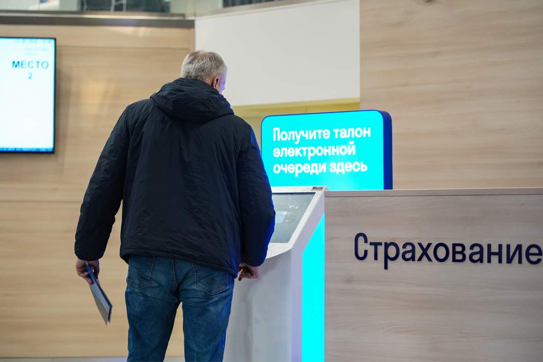 ИИС под защитой: что изменится для инвесторов с июля 2025? С конца 2025 года деньги на ИИС-3 до ₽1,4 млн будут застрахованы от банкротства брокера но не от падения рынка . Брокеры введут добровольные отчисления в фонд, что может поднять тарифы на 10-20% уже в 2026 году. Страховка не защитит от потерь из-за падения акций или облигаций — только от краха компании. Система скопирована со страхования вкладов, но не решит главную проблему инвесторов — рыночные риски, которые в 2024-2025 уже снизили спрос на ИИС. По итогам I кв. 2025-го в РФ было открыто 800 тыс. ИИС-3, а сумма активов там достигла ₽183 млрд. ProБанки