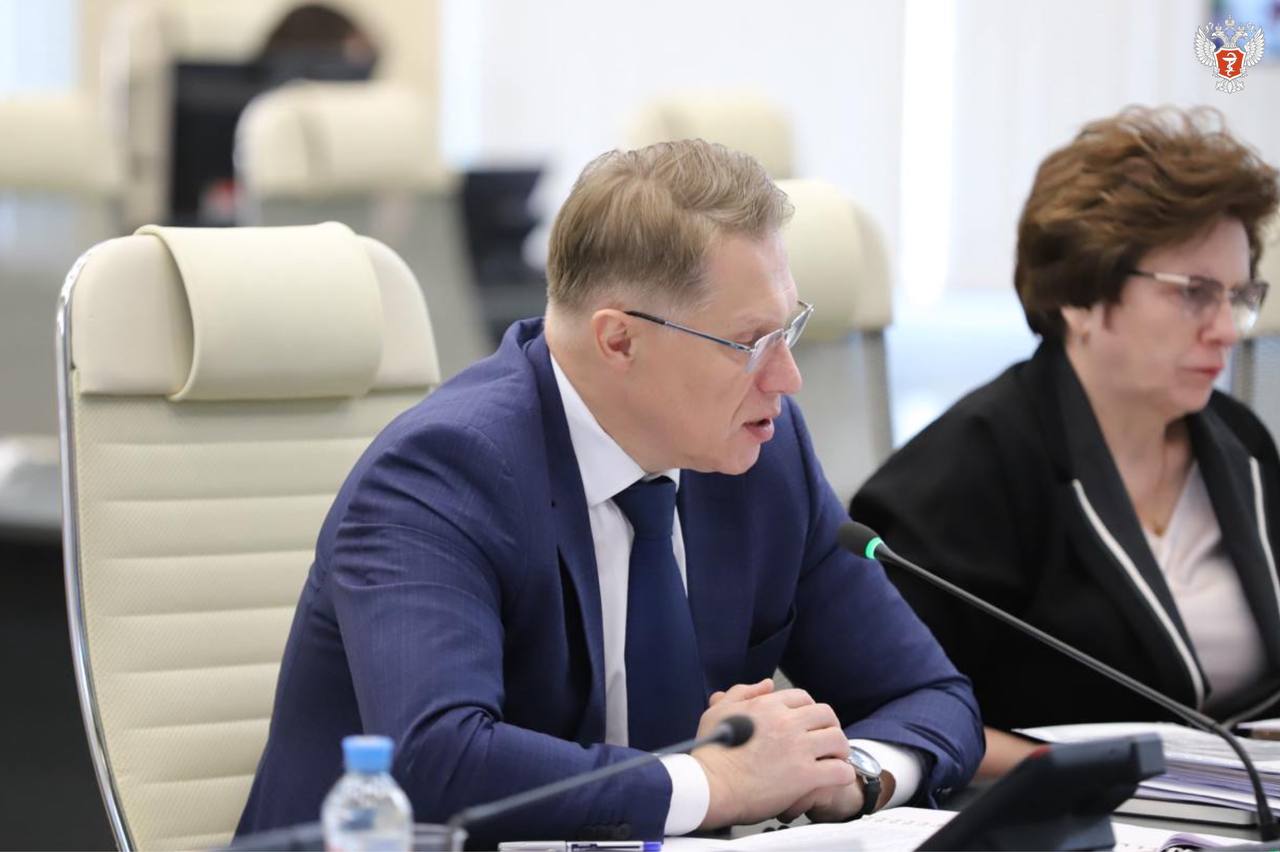 Минздрав России VK Михаил Мурашко поручил регионам обеспечить усиленный режим работы в период майских праздников В рамках заседания оперативного штаба министр здравоохранения РФ Михаил Мурашко дал поручение регионам усилить работу медицинских организаций и ведомств в период майских праздников. По словам Главы Минздрава России, должна быть обеспечена полная готовность медицинских организаций к оперативному оказанию всех видов медицинской помощи населению. — Еще раз напоминаю, что необходимо обязательно усилить контроль за работой служб, участвующих в оказании скорой и неотложной медицинской помощи, обеспечить готовность медицинских организаций, оказывающих скорую медицинскую помощь, к оперативному оказанию медицинской помощи пациентам, проверить укомплектованность выездных бригад, — заявил Михаил Мурашко. Он отметил важность обеспечения работы аптечных пунктов, станций переливания крови, а также женских консультаций, кабинетов пренатальной диагностики, молочно-раздаточных пунктов....