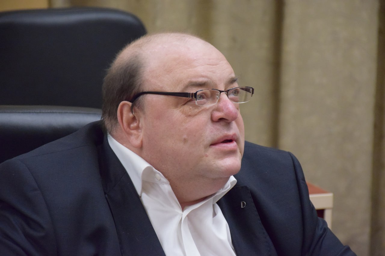Экс-главу минздрава Саратовской области назначили начмедом больницы в Подмосковье Бывший министр здравоохранения Саратовской области Олег Костин спустя год после сложения полномочий назначен главным врачом ГБУЗ Московской области «Люберецкая областная больница». Как сообщает ИА «Взгляд-инфо», в марте 2025-го экс-министр проходил по уголовному делу по факту злостного неисполнения судебного решения о предоставлении ребенку-инвалиду препарата сабрил. Был оправдан в связи с отсутствием состава преступления. В должности главы Минздрава Саратовской области Костин проработал почти четыре года. Напомним, министр запомнился громкими инициативами и тем, что неоднократно выступал в поддержку врачей. Так, он предлагал главврачам отказаться от половины зарплаты из-за несоблюдения планов по модернизации первичного звена, устраивал подчиненным проверки по реальной работе колл-центров медучреждений и заявлял о том, что необходима законодательная база для защиты врачей.