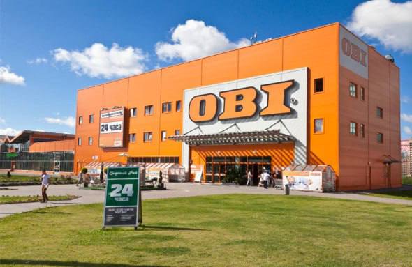 Сеть строймагазинов OBI может сменить название на Дом Ленты и стать суббрендом Ленты Ритейлер стройматериалов перешел в собственность Севергрупп Алексея Мордашова поэтому теперь его переделывают под Ленту Ребрендинг обойдется в 200 млн руб тогда как создание бренда с нуля обошлось бы в 1 млрд руб Дистрибьютор в сентябре уже зарегистрировал новые домены Дом Лента РФ и Домлента РФ Заклеят ли стройматериалы лентой пока не ясно поскольку руководство компании от комментариев отказалось Фото Яндекс