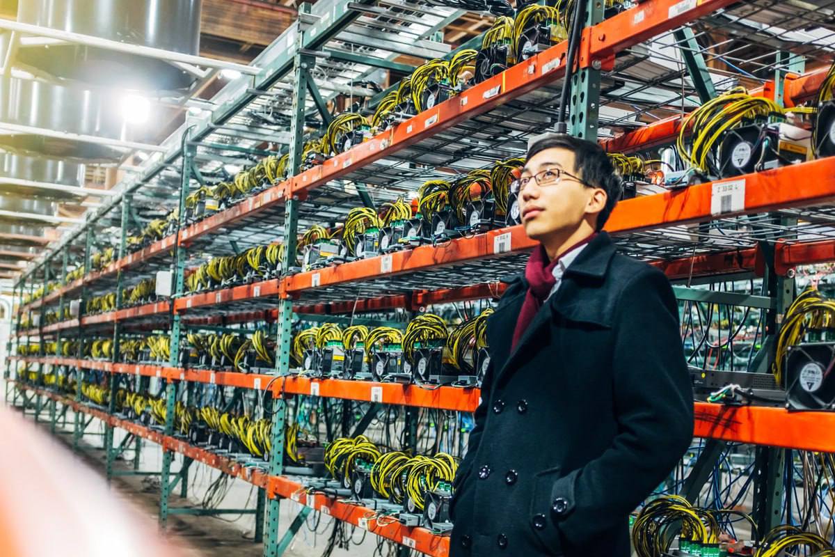 Майнеры продали часть BTC, но спрос на BTC растёт По данным CryptoQuant, когда BTC поднялся до нового ATH $93,500, отдельные майнеры воспользовались возможностью получить прибыль, продав часть своих активов. Несмотря на это, аналитики CryptoQuant утверждают, что BTC по-прежнему не переоценён. По их словам, при текущих уровнях цен отношение рыночной стоимости к реализованной стоимости не указывают на то, что BTC переоценён. Это позволяет предположить, что вскоре он может достичь отметки в $100 000.