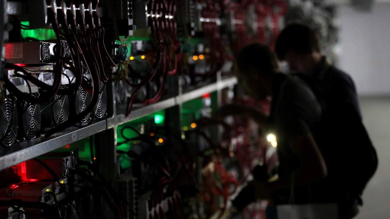 Майнеры под Калугой украли электричество на ₽6 млн В конце марта сотрудники Малоярославецкого РЭС обнаружили незаконное подключение к электросетям. Злоумышленники протянули кабель к деревянному сараю, где установили майнинговое оборудование. Оно было изъято, а ущерб «Калугаэнерго» оценили в ₽6 млн. Ранее под Иркутском задержали майнеров, нанесших ущерб на ₽200 млн. «Россети» сообщили о 130 случаях незаконного подключения для майнинга — ущерб превысил ₽1,3 млрд, возбуждено более 40 дел.