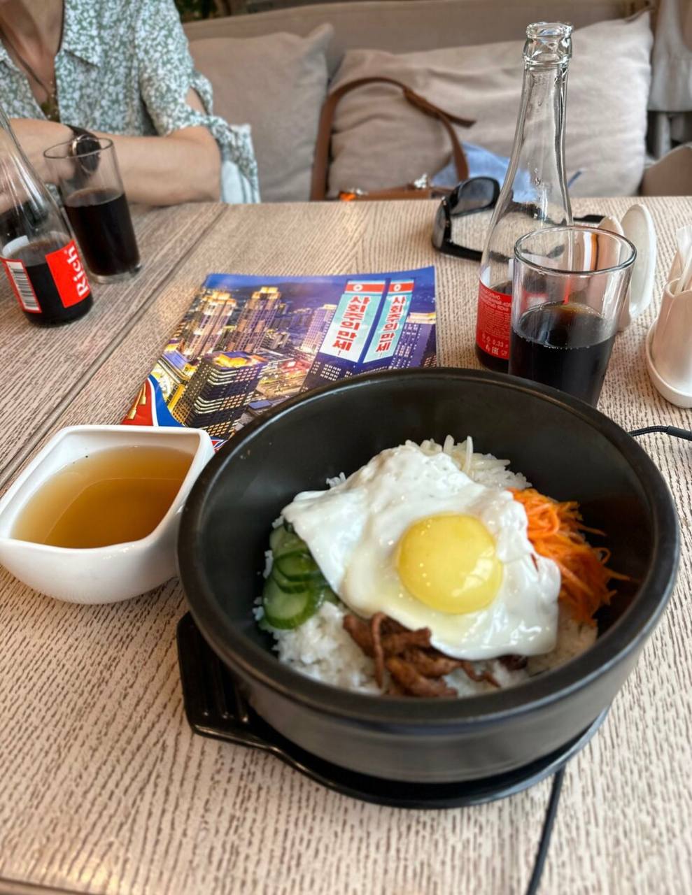 В Москве открылся северокорейский ресторан Пхеньян В зале транслируются ТВ программы КНДР на столах северокорейские журналы звучит концерт Шамана перед Ким Чен Ыном и музыка чучхе На входе работает фейсконтроль пускают только по паспорту и спрашивают были ли гости в Южной Корее Персонал полностью набран из КНДР Заведение находится в помещении бывшего ресторана Верба banki oil