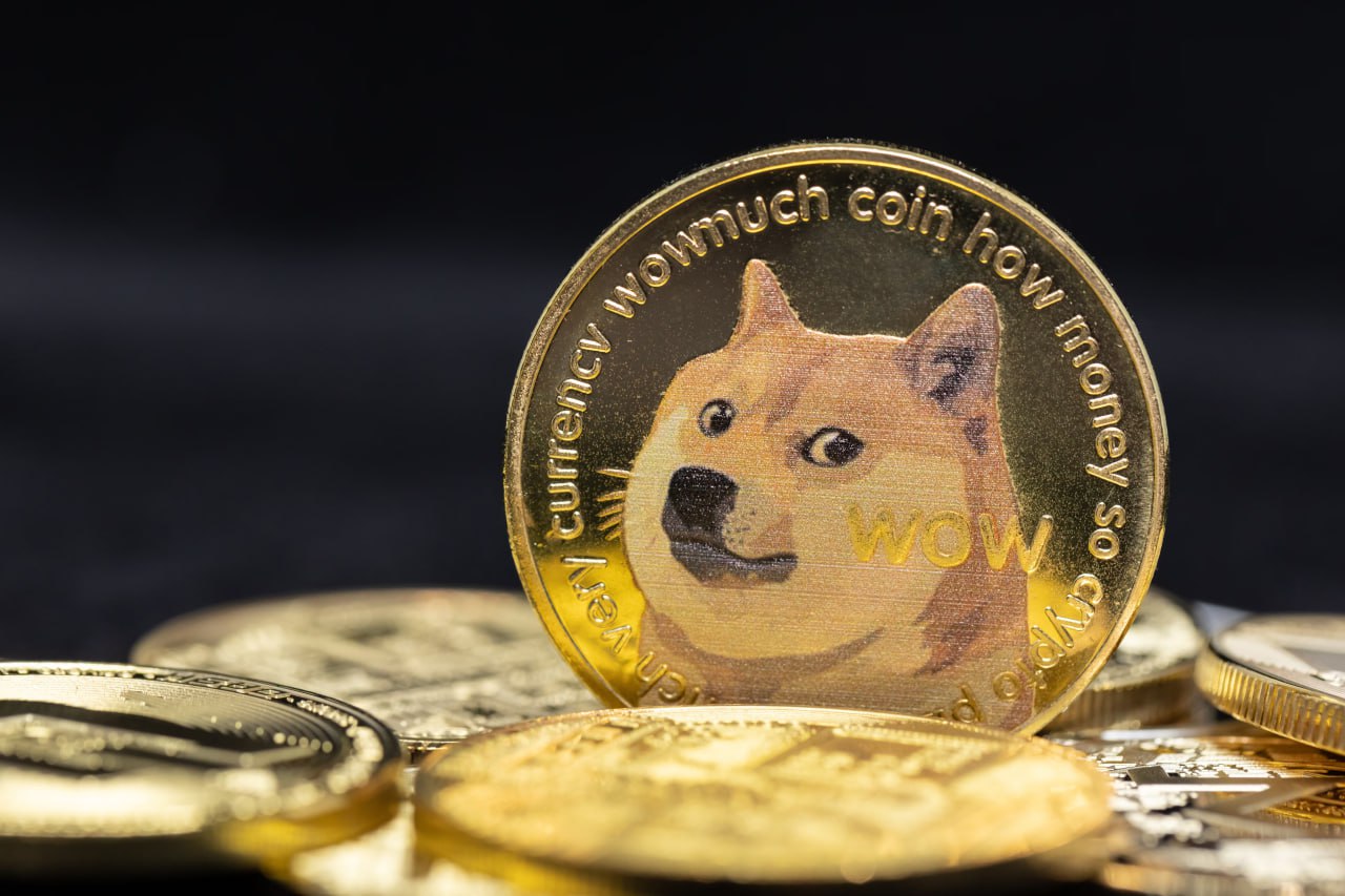 Dogecoin Foundation запустил резерв в DOGE: старт с 10 млн токенов Фонд Dogecoin открыл официальный резерв DOGE, закупив 10 миллионов токенов ~$1,8 млн через новый корпоративный филиал. Это первый шаг в рамках пятилетнего партнёрства с House of Doge — коммерциализационным партнёром проекта. В House of Doge считают, что Dogecoin должен стать быстрым и надёжным платёжным средством, сравнимым с традиционными. Технология позволит бизнесам принимать DOGE моментально — без типичных задержек блокчейна. В ближайшие месяцы компания обещает представить первые партнёрства с ритейлом и сервисами, чтобы продемонстрировать реальное применение DOGE. По словам Тимоти Стаббинга из Dogecoin Foundation, рассматриваются даже платежи за парковки и коммунальные услуги в США. #новости_рынок