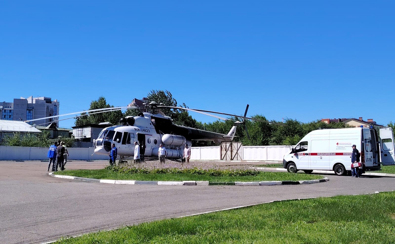 На территории АОКБ совершена первая посадка санитарного рейса  Возможность приземления вертолета в непосредственной близости от лечебного учреждения минимизирует временные затраты, что в некоторых случаях может послужить решающим фактором. Вопрос организации посадочной площадки для эвакуации пациентов в тяжелом и критическом состоянии на территории АОКБ был проработан всесторонне. Место подобрано за перинатальным центром и согласовано с Дальневосточным управлением воздушного транспорта, в горадминистрации получено разрешение на полеты над городом.  "Сегодня утром мы приняли вызов: в Сковородинскую больницу поступили два тяжелых пациента – один с острым нарушением мозгового кровообращения, второй – с инфарктом миокарда. Приняли решение отправляться с площадки АОКБ", - пояснил директор территориального центра медицины катастроф Игорь Никишов.  ⏳Специалисты ТЦМК загрузились в приземлившийся вертолет в считанные минуты. Борт вернется в Благовещенск с больными уже сегодня.   #ТЦМК