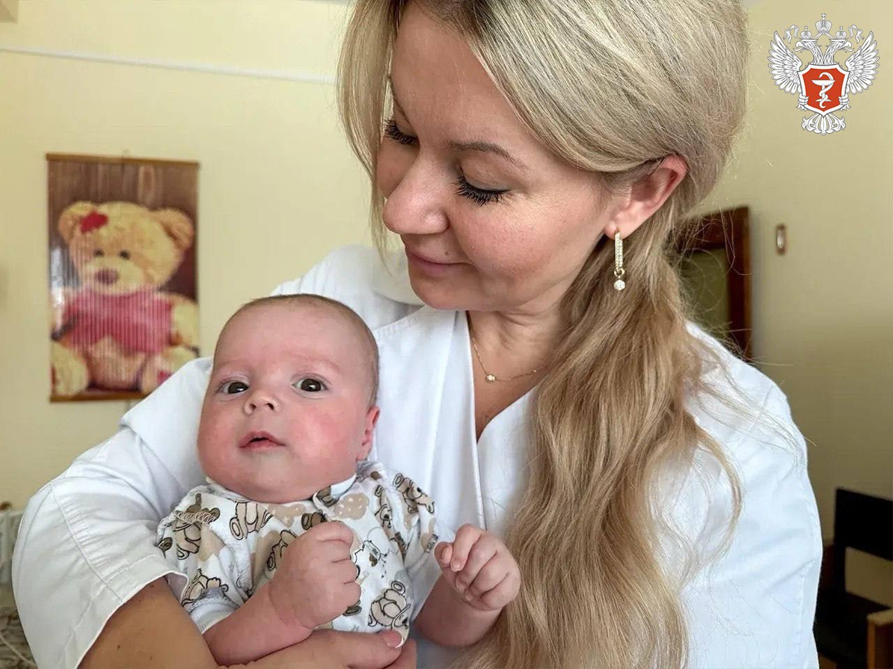 Хирурги спасли трехмесячного малыша из Оренбургской области с редкой аномалией сердца В федеральном центре сердечно сосудистой хирургии имени Бакулева врачи провели сложную операцию трехмесячному ребенку из Оренбургской области с крайне редкой патологией сердца сообщает Минздрав России Малыша доставили в НМИЦ сердечно сосудистой хирургии с диагнозом аномальное отхождение правой коронарной артерии от легочной артерии В мире известно менее 300 подобных случаев Ребенок родился на 34 й неделе беременности вторым из двойни Его брат оказался здоров а у мальчика появились тревожные симптомы сильная одышка во время кормления что указывало на сердечную недостаточность Подозрение на редкую аномалию впервые возникло у врачей в Оренбургской области после обследования В московском центре диагноз подтвердили и приняли решение о срочной операции Хирурги выполнили реимплантацию правой коронарной артерии в аорту и пластику легочной артерии фактически вернув сосуд на анатомически правильное место и восстановив нормальное кровоснабжение сердца По словам врачей за последние 20 лет в центре провели не более пяти таких операций Операция прошла успешно Сейчас ребенок чувствует себя хорошо и готовится к выписке В дальнейшем ему потребуется регулярное наблюдение у кардиолога но серьезных ограничений по жизни врачи не прогнозируют Урал56 Ру в МАХ
