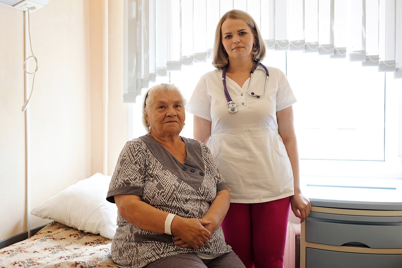  Новгородские кардиологи спасли жизнь 86-летней пациентке Неделю назад Мария Андреевна почувствовала себя плохо - стало трудно дышать, не могла встать. С тяжёлым нарушением сердечного ритма бригада скорой помощи оперативно доставила пациентку в Новгородскую областную клиническую больницу. Для восстановления нормального сердцебиения врачи приняли решение установить электрокардиостимулятор. - Устройство активируется, когда частота сокращений падает ниже допустимого уровня или развивается блокировка проводимости сердца. Если собственный ритм остаётся стабильным, прибор находится в режиме ожидания, - пояснила сердечно-сосудистый хирург Валерия Никулина. Операция была проведена под местной анестезией малоинвазимным методом через небольшие разрезы. Пациентка чувствует себя хорошо, дальнейшее восстановление будет проходить амбулаторно. Кардиологическая служба Новгородской области представляет собой единую систему оказания качественной специализированной помощи жителям. В межрайонных центрах пациенты находятся под наблюдением специалистов-кардиологов. В сложных случаях проводятся дистанционные консультации с ведущими специалистами областной больницы, включая врачей-аритмологов. При необходимости пациентов госпитализируют для оперативного вмешательства, которое выполняют совместно с сосудистыми хирургами. Ежемесячно в областной больнице выполняется 25 операций по установке кардиостимуляторов, обеспечивающих пациентам возможность полноценно жить. Бесплатно, по полису ОМС. Сегодня, 11 августа, Международный день здорового сердца. Специалисты рекомендуют отказаться от вредных привычек, вести активный образ жизни и регулярно проходить профилактические осмотры и диспансеризацию, позволяющие выявить болезни сердца на ранних стадиях. Здоровье вашего сердца — залог долголетия и хорошего самочувствия!
