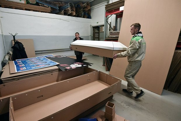 В России стали пользоваться спросом картонные гробы. Они представляют собой более экономичную и экологичную альтернативу деревянным гробам, пишет Telegram-канал «Русский ритейл и бизнес». Стоимость картонных ящиков варьируется от 1,5 до 6 тысяч рублей. При этом гробы из отполированной древесины стоят до 200 тысяч, уточняет издание «Экоправда». Главным преимуществом картонных гробов считается их экологичность. В земле они разлагаются за полгода, тогда как у классических изделий на это уходят десятки лет.