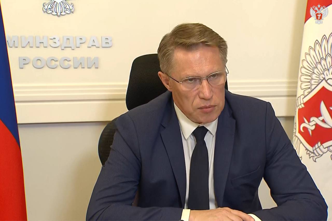 Михаил Мурашко: Разработан и реализуется новый подход к профилактике и ранней диагностике сердечно-сосудистых заболеваний Об этом министр здравоохранения РФ Михаил Мурашко доложил Президенту России Владимиру Путину на открытии объектов здравоохранения в режиме ВКС. Михаил Мурашко рассказал, что по поручению Президента России кардинально пересмотрена система диспансерного наблюдения пациентов с сердечно-сосудистыми заболеваниями. — Мы выделили 13 ключевых групп заболеваний, определили, какие именно показатели нужно контролировать в каждом конкретном случае и установили оптимальную периодичность осмотра. Это системное решение дает ощутимые результаты. Только за последние 5 лет охват медицинской помощи таких пациентов вырос на 83%, — отметил министр. Кроме того, он добавил, что изменены принципы оплаты медицинской помощи по комплексному обследованию пациента, а не только за количество посещений. Так, по итогам первого квартала 2025 года насчитывается около 4,6 млн полноценных комплексных посещений, что на 28% больше, чем в аналогичный период прошлого года. — Но для нас важно не просто увеличение цифр, главный показатель эффективности — снижение почти на четверть летальности среди наблюдаемых, — подчеркнул министр. ↪ Совершенствование программы госгарантий В 2025 году выделено финансирование школ для пациентов с болезнями системы кровообращения; Увеличены нормативы по стентированию коронарных артерий, имплантации кардиостимуляторов, эндоваскулярных операций при нарушениях ритма и т.д. — Также сегодня реализуется проект по применению радиофармацевтических препаратов для диагностики сердечно-сосудистых и онкологических заболеваний, поэтому это направление также нашло отражение в программе госгарантий, — добавил министр. ↪ Кадровое обеспечение Михаил Мурашко подчеркнул, что все больше молодых врачей выбирают кардиологические специальности. — В этом году выпуск сердечно-сосудистых хирургов составляет 400 специалистов, — отметил он. Кроме подготовки специалистов, важная задача — правильное применение врачами медицинских технологий и внедрение современных научно-обоснованных методов. — Для этого нами утверждены 42 клинические рекомендации, охватывающие весь спектр болезней системы кровообращения, — заключил Глава Минздрава России. #ЗдоровьеВПриоритете