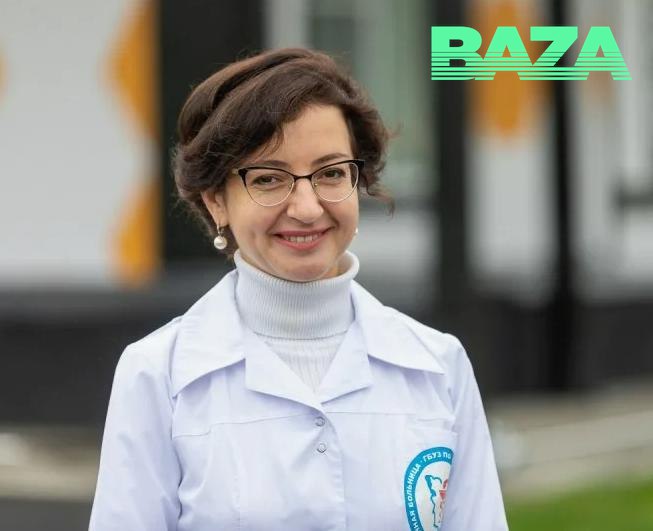Арестованный главврач псковской больницы которая имела доступ к гостайне получила 720 тысяч рублей вознаграждения от иностранных фармкомпаний Анастасия Повторейко возглавляла Псковскую областную инфекционную клиническую больницу когда её задержали правоохранители Её обвинили в превышении должностных полномочий и поместили под стражу По версии следствия она искусственно вносила в документы сведения о применении дорогостоящих препаратов из за чего больнице незаконно перечислили 200 миллионов рублей Базе стало известно что с 2022 по 2024 год Повторейко также получила выплаты от частных иностранных фармацевтических компаний и их российских филиалов Pfizer AstraZeneca Johnson Johnson и Boehringer Ingelheim Общая сумма таких вознаграждений составила около 720 тысяч рублей Кроме того Повторейко была оформлена на несколько врачебных ставок терапевта пульмонолога и инфекциониста что дополнительно увеличивало её зарплату до 160 180 тысяч рублей Источник