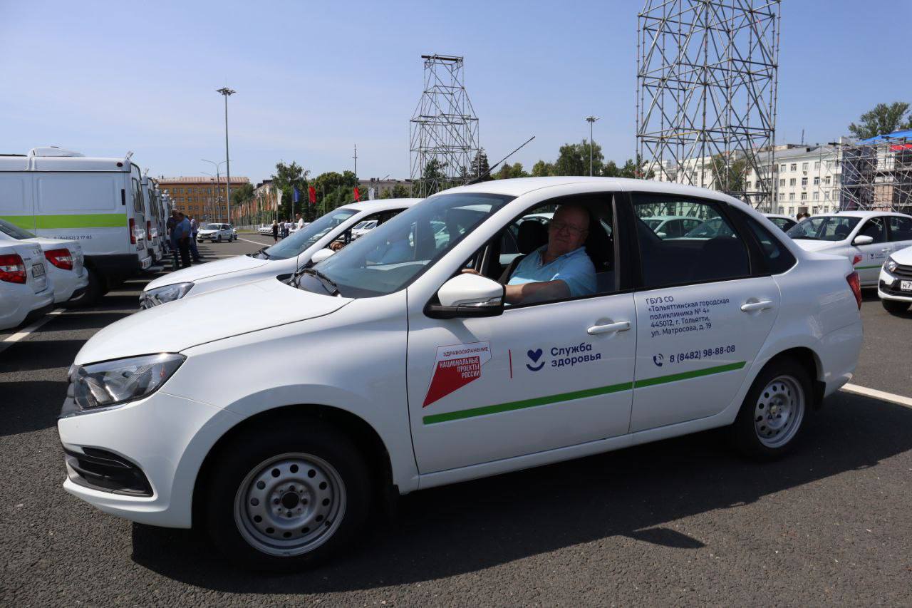 Новые машины поставлены в 31 медучреждение региона Сегодня в преддверии Дня медицинского работника Губернатор Самарской области Вячеслав Федорищев передал новые машины учреждениям здравоохранения. Они будут использоваться для оказания неотложной медпомощи, работы мобильных медицинских бригад первичного звена. Это 106 единиц автотранспорта, из них 83 легковых автомобиля Лада Гранта и 23 - Газ Соболь. Обновление автопарка проводится благодаря национальному проекту "Продолжительная и активная жизнь", который реализуется по решению Президента России Владимира Путина. Напомним, ранее автопарк региональных медучреждений пополнили 87 новых автомобилей Лада Гранта. #минздрав_63 #первичноезвено_63 #НацПроектАктивнаяЖизнь #СамарскаяОбласть