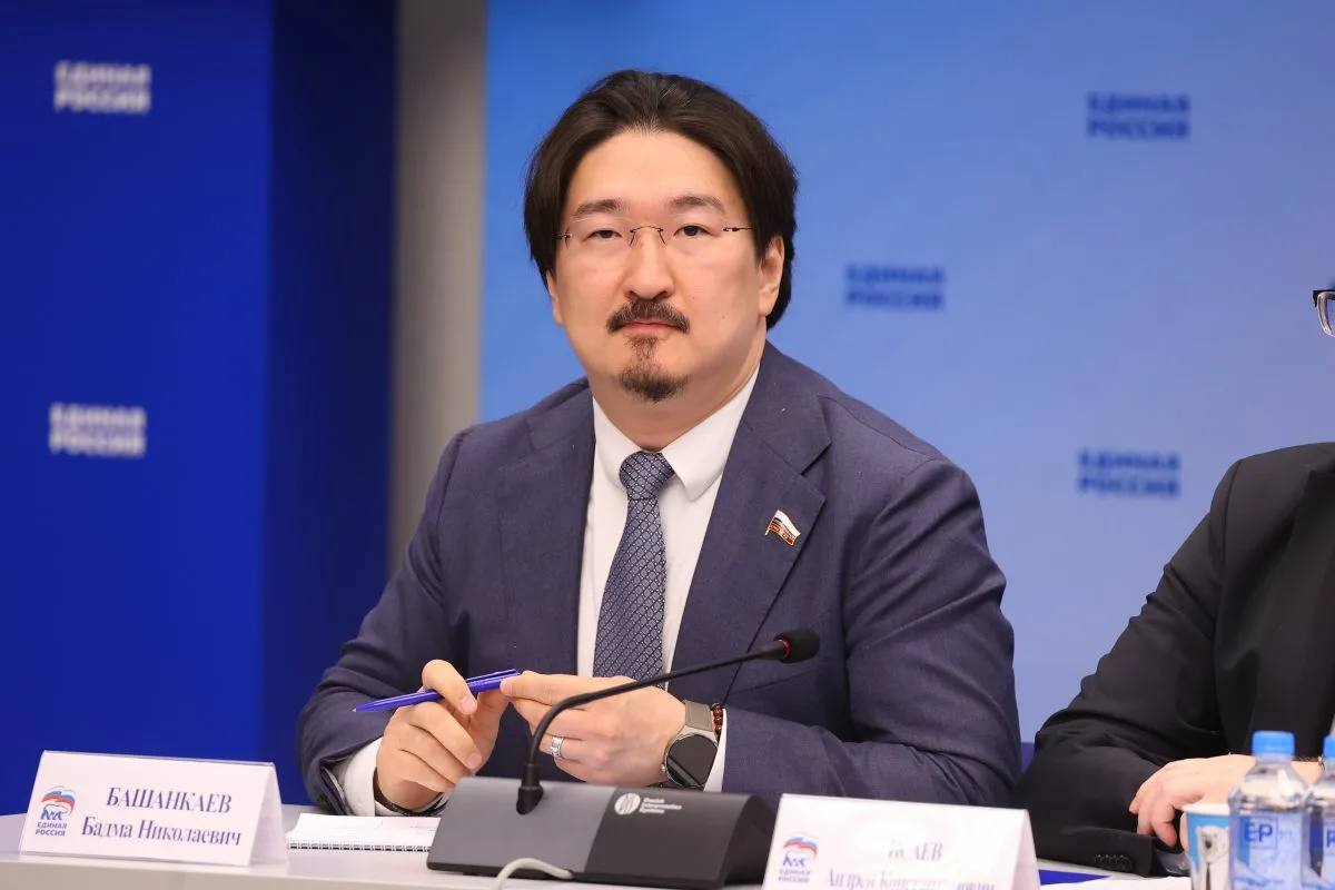 Клинические рекомендации перестанут быть обязательными для врачей — на их доскональное выполнение в регионах нет денег «Удалось добиться четвёртого изменения будущего протокола применения клинических рекомендаций. В них учтут интересы самих врачей и пациентов, чтобы при оказании медпомощи по клиническим рекомендациям учитывались региональные, территориальные, материально-технические и кадровые различия, из-за которых бывает невозможно выполнить все рекомендации здесь и сейчас», — сообщил «Медицинской России» первый зампредседателя Комитета Госдумы по охране здоровья Бадма Башанкаев, разрабатывавший соответствующие законодательные изменения. «Мы максимально приближённо старались принять все возможные решения, безопасные как для пациентов, так и для работы врачей», — заключил Бадма Башанкаев. Напомним, что ранее в кассационном суде подтвердили, что на данный момент для врачей клинические рекомендации обязательны к выполнению.