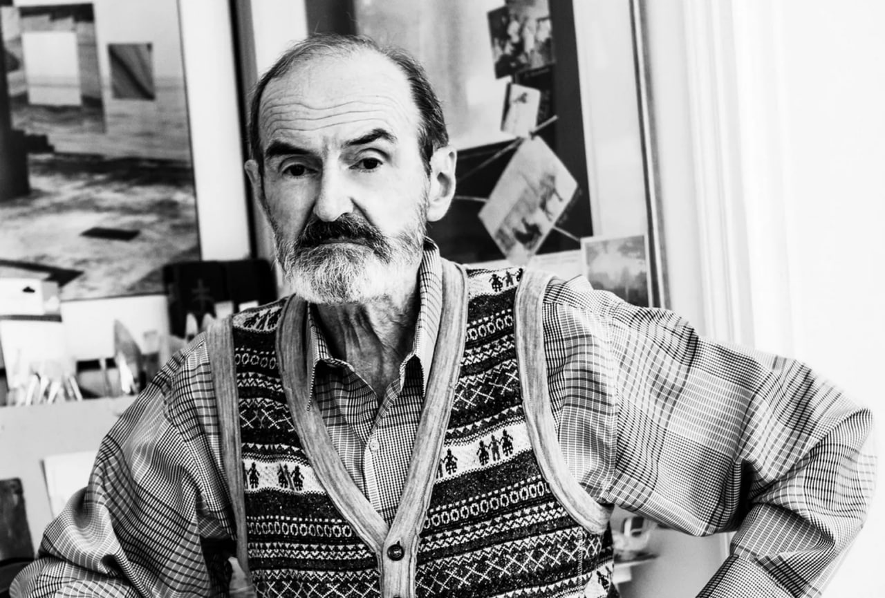 Ушел из жизни художник Эрик Булатов Ему было 92 года О смерти сообщает The Art Newspaper Russia Эрик Булатов был одним из ключевых представителей московского концептуализма и современного российского искусства Согласно рейтингу The Art Newspaper Russia считается самым богатым художником на сегодняшний день Среди известных работ Вход нет входа Свобода Живу вижу Самая дорогая картина Слава КПСС 1975 года была продана на аукционе Phillips в Лондоне в 2008 году за 2 млн долларов Работы Булатова сегодня выставлены в Третьяковской галерее Центре Помпиду Музее Гуггенхайма и других Новость дополняется The Blueprint News