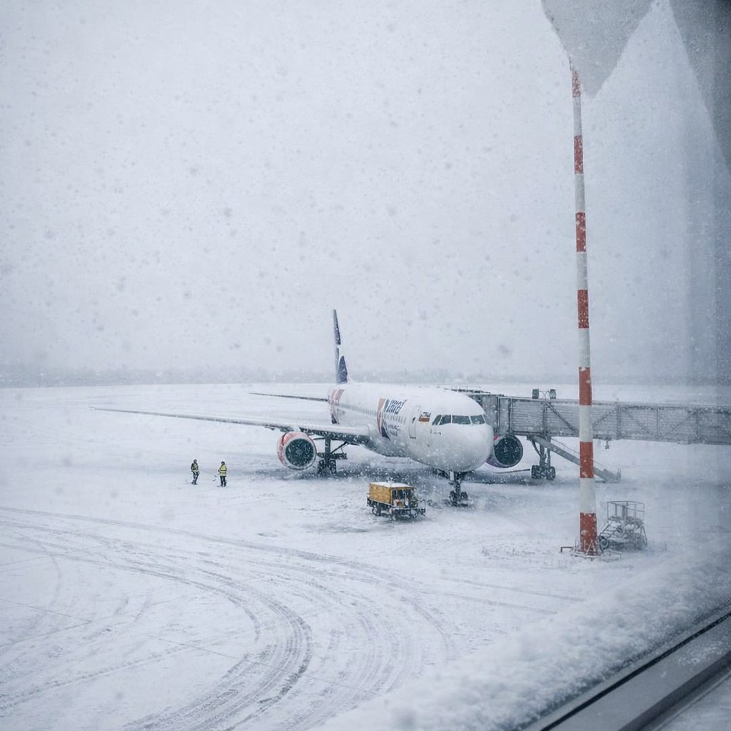 Главный врач санатория Толпар Артур Галиуллин спас пассажира На рейсе Москва Уфа у 30 летнего пассажира внезапно развилось острое состояние с потерей сознания судорогами и цианозом На призыв экипажа о помощи откликнулся главный врач санатория Толпар Артур Галиуллин Используя оснащение бортовой аптечки он стабилизировав его давление и пульс за 10 минут После посадки пациента передали скорой Спутник FM Уфимская Волна