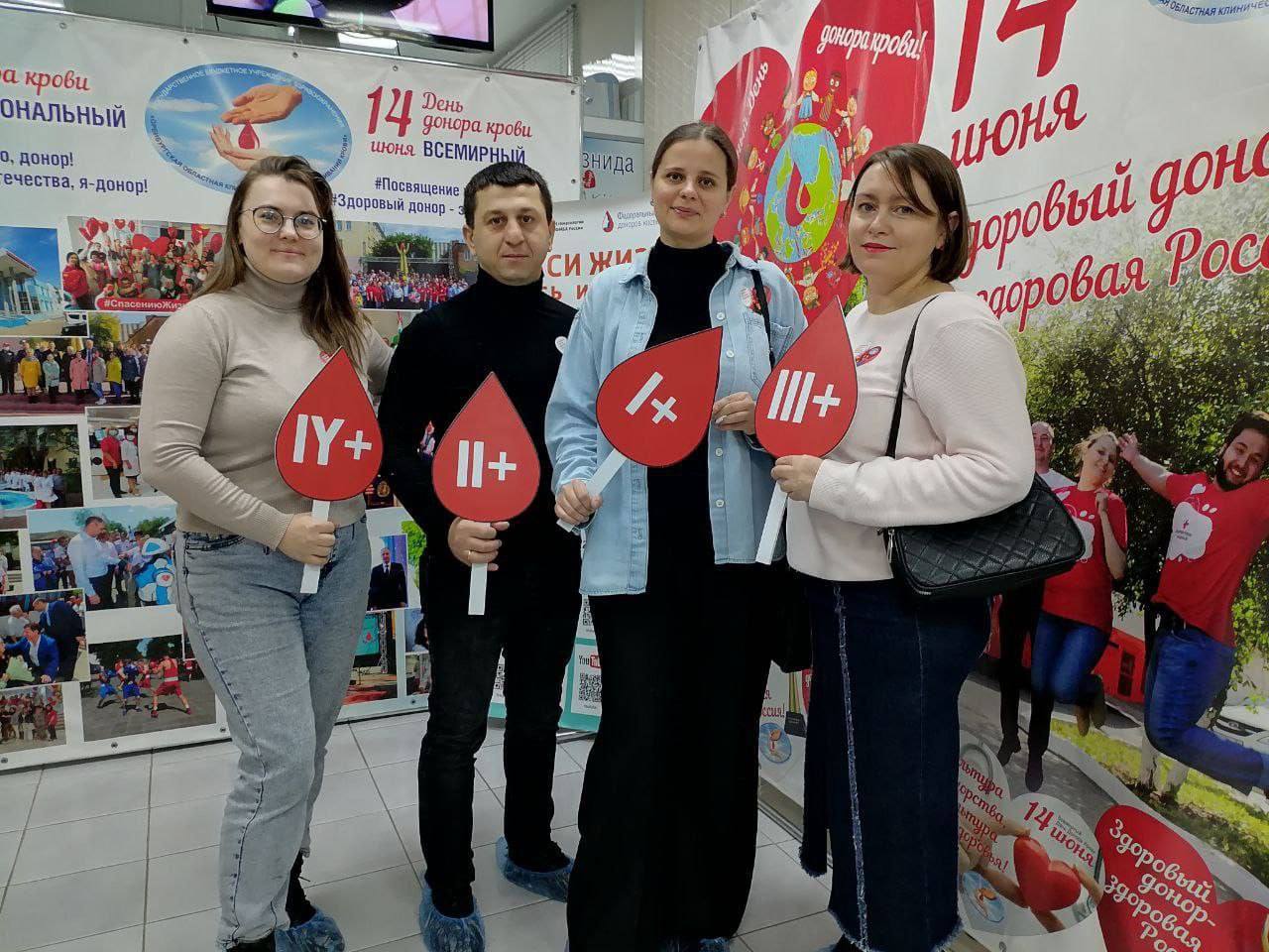 В Оренбуржье растет количество желающих вступить в Федеральный регистр доноров костного мозга  По итогам года регистр пополнили около 12 тысяч оренбуржцев. Успешно проведено 10 процедур заготовки гемопоэтических клеток. Активная работа Оренбургской областной клинической станции переливания крови по популяризации донорства костного мозга и гемопоэтических стволовых клеток, а также межведомственное взаимодействие при поддержке Правительства Оренбургской области способствуют постоянному увеличению количества желающих стать донорами костного мозга. В регионе созданы благоприятные условия для их мотивации и поддержки.  Оренбургская станция переливания крови — одна из немногих станций в России, которая вошла в реестр медицинских учреждений, имеющих право на проведение работ по забору гемопоэтических стволовых клеток.  Благодаря комплексному подходу к развитию донорства в Оренбуржье в 2024 году проект «Здоровый донор – здоровая Россия!», представленный оренбургской станцией переливания крови на Всероссийском конкурсе «Семейный код донора», занял первое место в номинации «Регион как одна команда».  Каждый здоровый человек в возрасте от 18 до 45 лет может войти в Федеральный регистр доноров костного мозга. Для этого нужно сдать образец крови и заполнить анкету. В случае появления пациента, с которым есть генетическое совпадение, у донора появится возможность спасти его жизнь. Сдать кровь можно по будням с 8:00 до 12:00 по адресам: г. Оренбург, ул. Аксакова, 32, и в филиалах ООКСПК – Орская СПК, г. Орск, ул. Ленинского комсомола, 24а, Бузулукская СПК, г. Бузулук, 4-й микрорайон, 1. При себе необходимо иметь паспорт гражданина РФ.  Получить подробную информацию по донорству костного мозга можно по номеру телефона 8  3532  67-03-03 и на сайте ООКСПК в разделе «Донорство костного мозга».