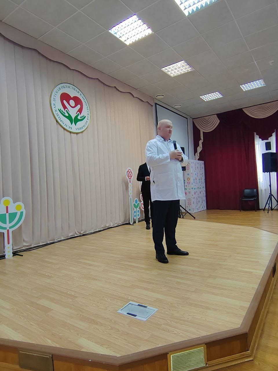 Министр здравоохранения Белгородской области Андрей Александрович Иконников вместе с депутатом городского Совета, главным врачом областной клинической больницы Святителя Иоасафа Романом Викторовичем Проценко поздравили коллег Детской областной клинической больницы с предстоящим праздником – Днём медицинского работника и вручили Благодарственные письма. «Желаю всем коллегам крепкого здоровья, неиссякаемой энергии, профессионального роста, душевного спокойствия и сил справляться со всеми трудностями. Пусть ваша доброта и профессиональное мастерство возвращаются к вам в виде благодарных улыбок пациентов и уважения окружающих. Спасибо вам за ваш нелегкий, но такой важный труд!», – поздравил коллег Роман Викторович.