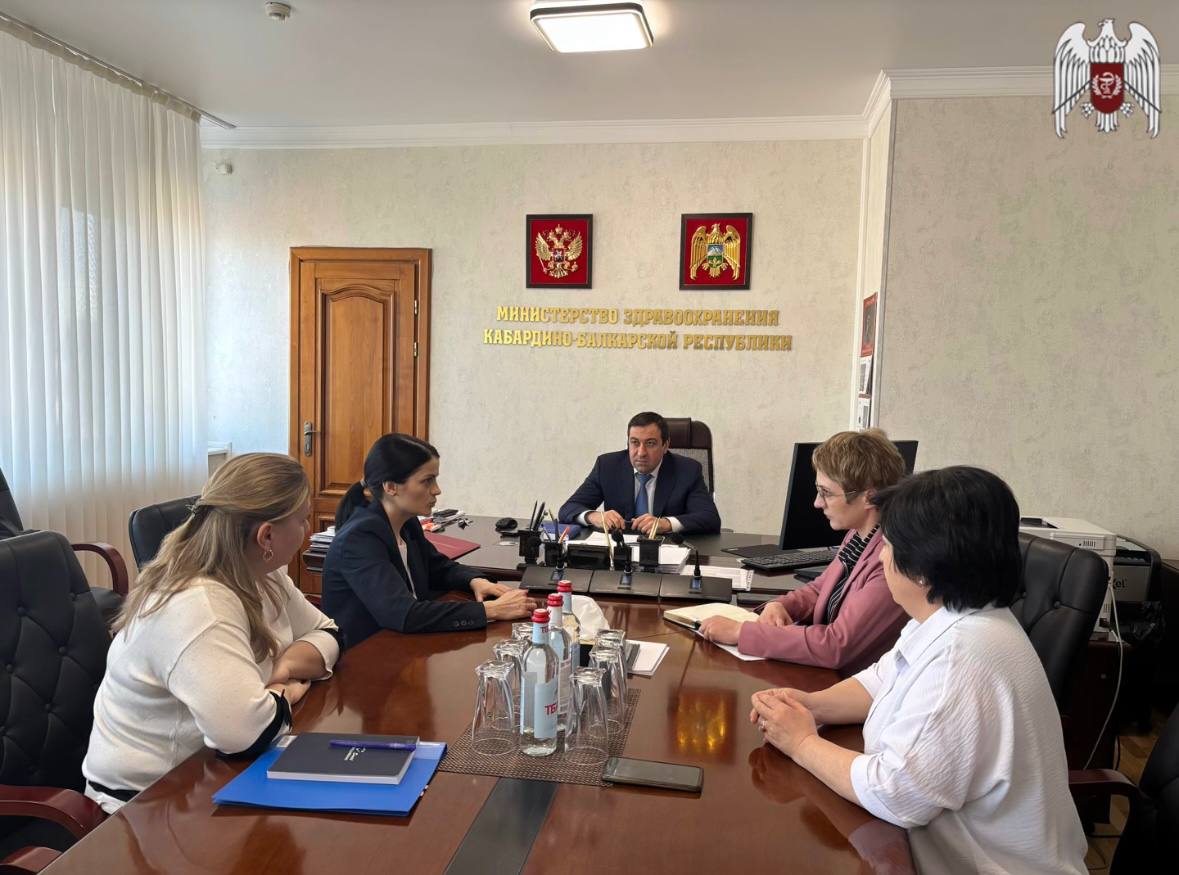 Министр здравоохранения КБР Рустам Калибатов провел встречу с советником отдела по обеспечению деятельности Уполномоченного при Президенте РФ Евгенией Родниной по правам ребенка, которая находится в Кабардино-Балкарии с рабочим визитом в рамках Всероссийской инспекции по профилактике социального сиротства. Инспекция направлена на оценку работы органов власти и социальных учреждений республики в сфере поддержки семей с детьми, находящимися в трудной жизненной ситуации. На встрече обсудили план посещения медицинских организаций, оказывающих помощь детскому населению, а также вопросы, касающиеся помощи семьям с детьми в трудной жизненной ситуации или социально опасном положении. Говорили о профилактике социального сиротства и дальнейшего сотрудничества между ведомствами, курирующими социальную сферу, для повышения эффективности мер по поддержке семей.