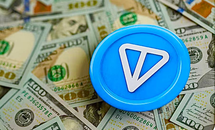 TON Foundation ищет нового маркетолога после скандала с «золотыми визами» ОАЭ. Команда TON Foundation начала искать вице-президента по маркетингу. Это решение приняли после того, как проект раскритиковали за громкий анонс: они пообещали «золотые визы» ОАЭ тем, кто застейкает Toncoin. В сети появилась новость, что 6 июля TON Foundation заявила, что за стейкинг Toncoin на $100,000 сроком на три года и оплату пошлины $35,000 можно получить десятилетнюю резидентскую визу ОАЭ. Уже 7 июля власти ОАЭ опровергли эту информацию. Они сказали, что правила выдачи виз утверждены официально и криптоинвестиции туда не входят. После этого в TON признались, что анонс был преждевременным. Теперь TON Foundation ищет человека, который будет строить маркетинговую стратегию, чтобы восстановить репутацию после неудачного инфоповода. После анонса Toncoin вырос на 10% за час – с $2,74 до $3,03. Но когда опровержение появилось, цена откатилась обратно к $2,76. #новости_крипты #TON