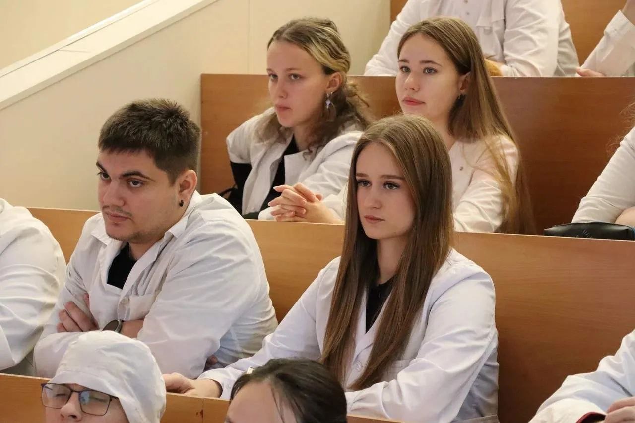 Василий Орлов Проблему кадрового дефицита в больницах Приамурья сможем закрыть через несколько лет В этом году выпускникам школ будет доступно 140 целевых мест в Амурской медакадемии По специальности Лечебное дело выделили 120 мест а на Педиатрию 20 В прошлом году на целевые места поступили 115 выпускников школ В этом году нас ожидают изменения в законодательстве Теперь после окончания ординатуры специалист вне зависимости от формы обучения целевое бюджетное или платное должен будет отработать в государственных учреждениях здравоохранения в течение определенного срока от двух до трех лет пояснила замглавы минздрава Амурской области Ольга Артемьева В 2026 году в медицинские организации Амурской области планируется пополнение из около 200 молодых врачей В их числе 35 целевиков Амурской ГМА педиатры хирурги анестезиологи и терапевты После специалитета также выпустят 248 студентов лечебников и педиатров Большая часть из них продолжит углубленное медицинское образование в ординатуре Еще около 70 молодых врачей займут места участковых терапевтов и педиатров в больницах и поликлиниках региона 103 ординатора с бюджетных и платных отделений тоже пополнят коллективы медучреждений в этом году сообщили 23 марта в пресс службе правительства Амурской области Как подчеркнул Василий Орлов в Приамурье работает ряд мер поддержки для медицинских специалистов Действует программа Земский доктор с возможностью получения компенсационной выплаты до двух миллионов рублей Кроме того медикам выплачивают подъемные предоставляют служебные квартиры компенсируют оплату за жилищно коммунальные услуги и выделяют место в детском саду сказал губернатор ampravda
