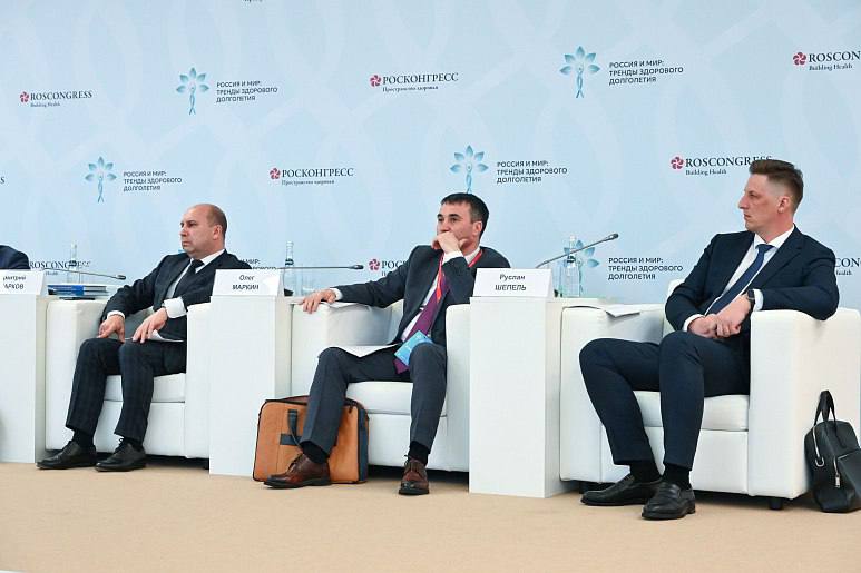Тульская область представила опыт продвижения ЗОЖ на научном форуме 27–28 мая в Подмосковье проходит форум «Россия и мир: тренды здорового долголетия». Ведущие специалисты здравоохранения и науки России обмениваются опытом, разрабатывая стратегии для увеличения продолжительности жизни и продвижения ЗОЖ. Заместитель председателя Правительства Тульской области Дмитрий Марков представил пилотный проект «Карта здоровья». Он оценивает влияние муниципальной инфраструктуры расположение точек продаж алкоголя, табака, овощей/фруктов относительно школ, больниц, домов на приверженность ЗОЖ, ранжируя муниципалитеты и предлагая рекомендации по улучшению среды для здоровья. «Важно создать условия, при которых у человека будет осознанный выбор в пользу здоровья. Необходимо поддерживать активность на рабочих местах, на сельских спортивных площадках, во дворах. Здоровое питание в сочетании с развитой спортивной инфраструктурой позволит нам достичь значительных успехов в рамках национального проекта «Продолжительная и активная жизнь», – отметил Дмитрий Марков. На форуме обсудили и развитие здравоохранения. В Тульской области модернизация медучреждений, оснащение и профилактика уже дали результат: снижается смертность от сердечно-сосудистых и онкологических заболеваний, в том числе в благодаря регулярной диспансеризации, охват которой ежегодно увеличивается.
